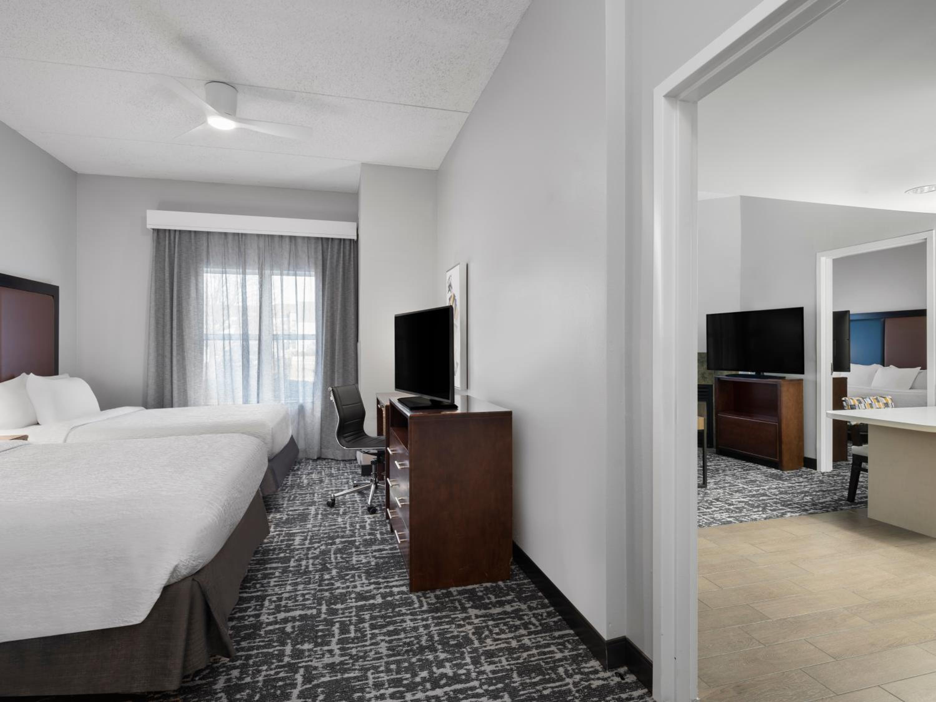Two-Bedroom Suite with One King And Two Double Beds - Non-Smoking - Photo 3