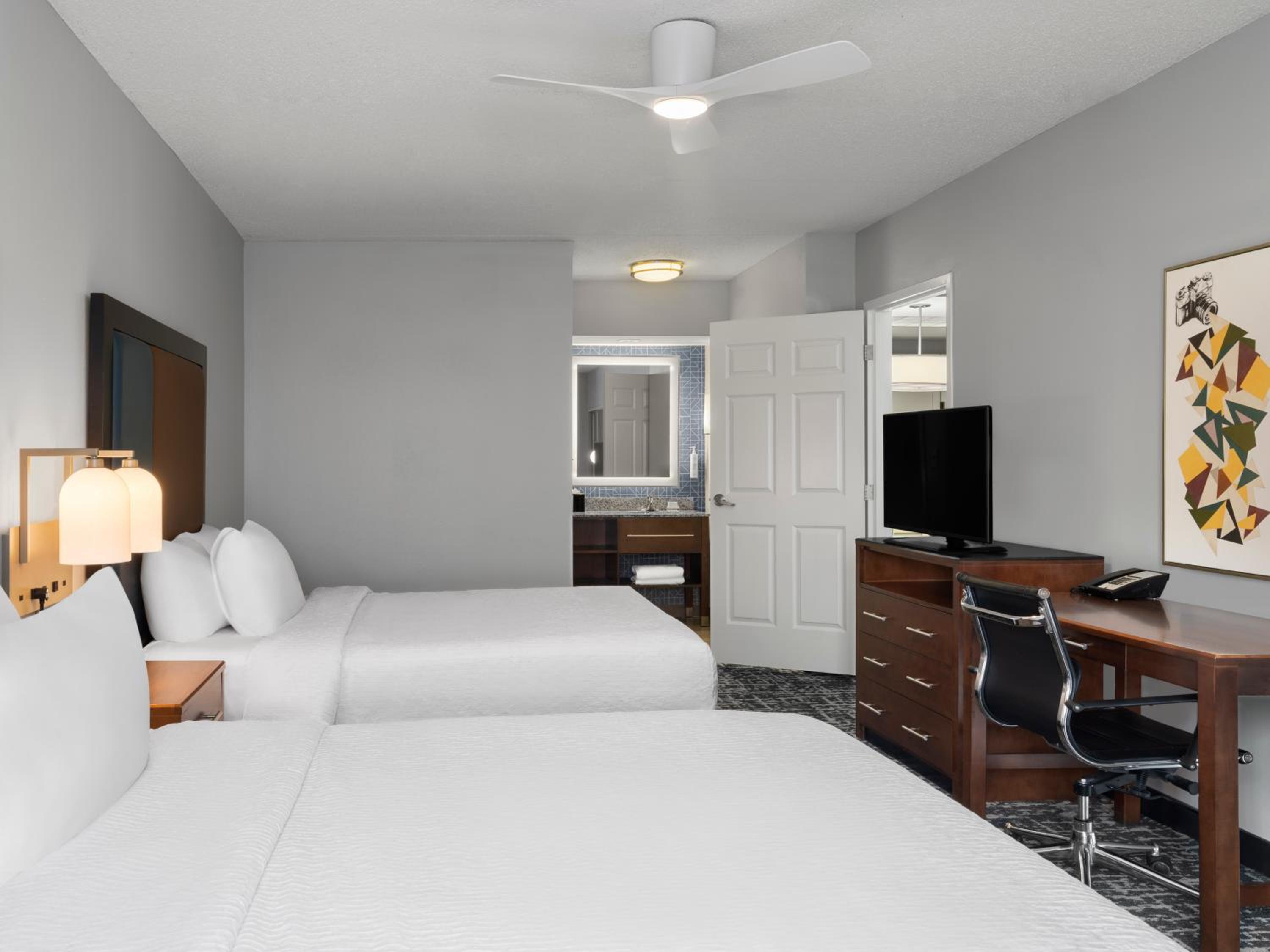 One-Bedroom Queen Suite with Two Queen Beds - Non-Smoking - Photo 4