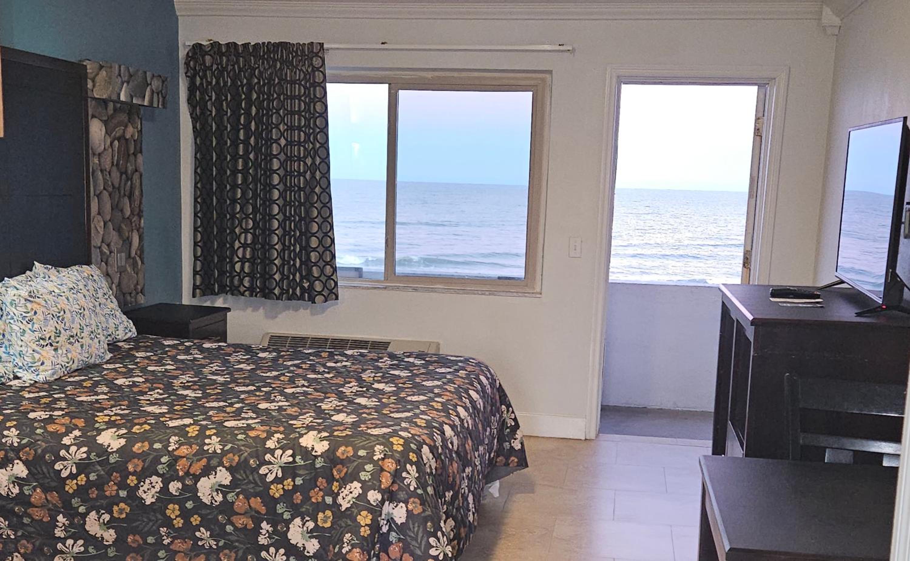 Double Room with Balcony or Patio -  Oceant Front  - Photo 27