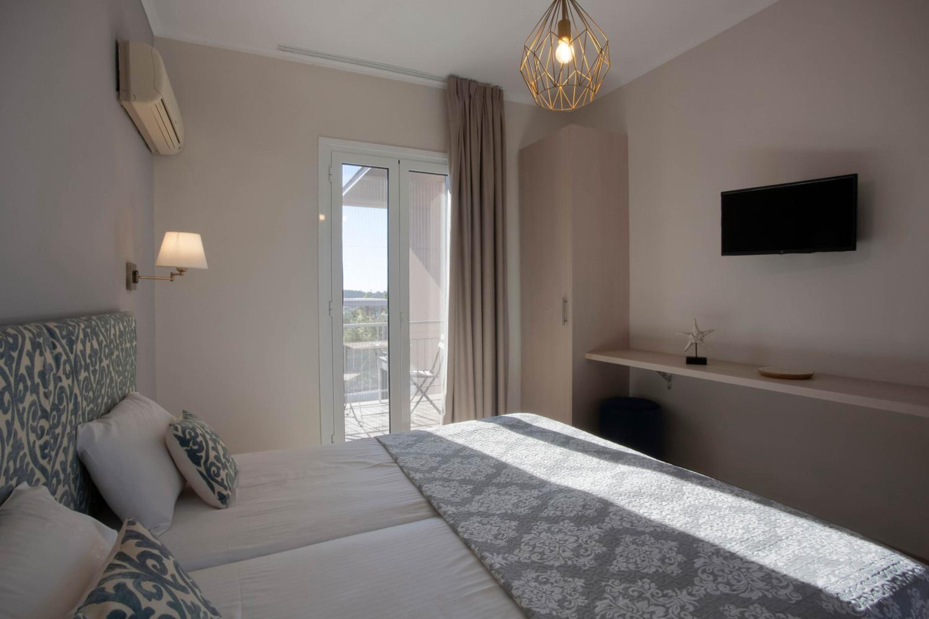 Superior Twin Room with Garden View photo 3
