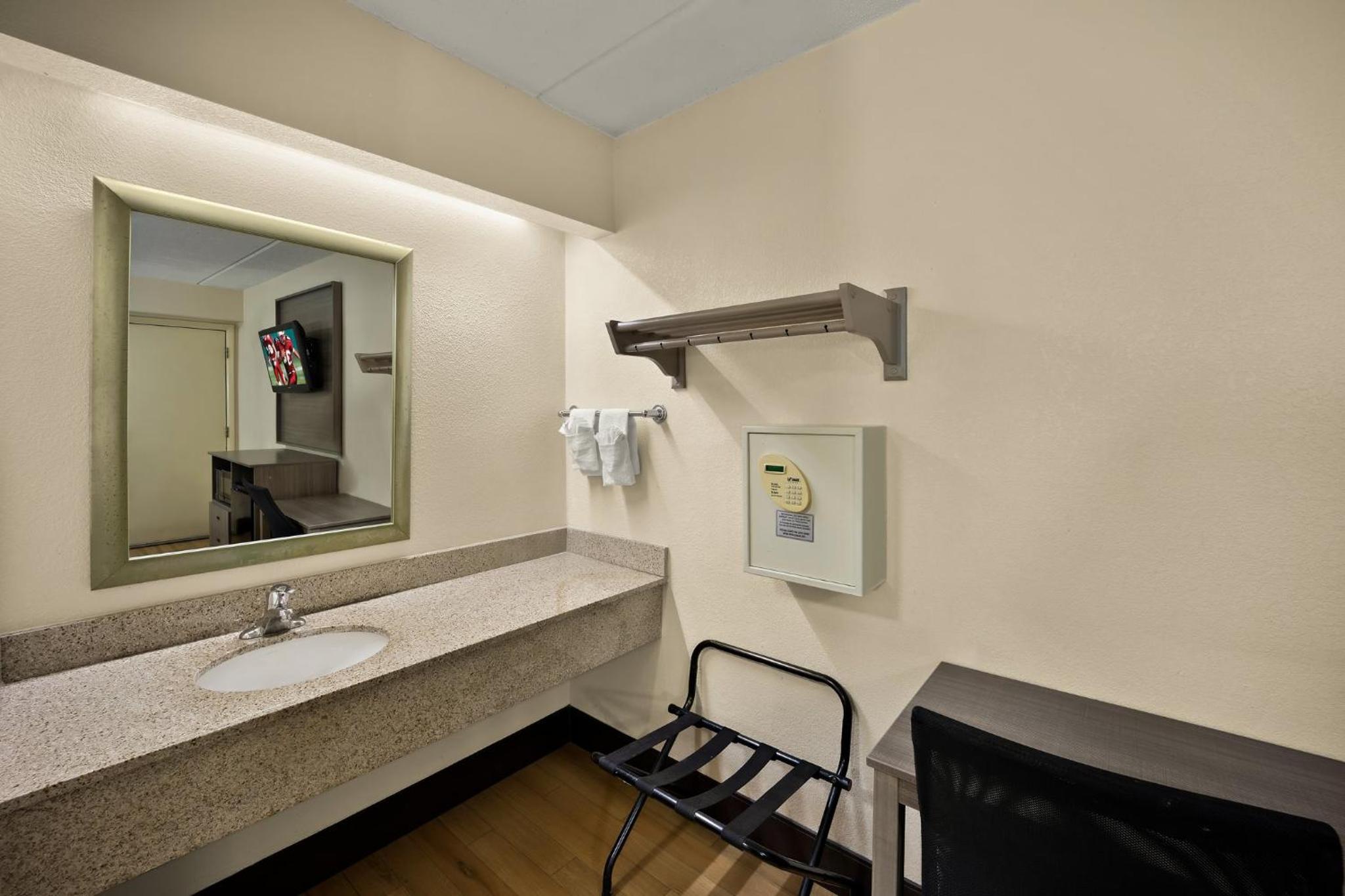 Deluxe Room with Two Double Beds Smoke Free - Photo 5