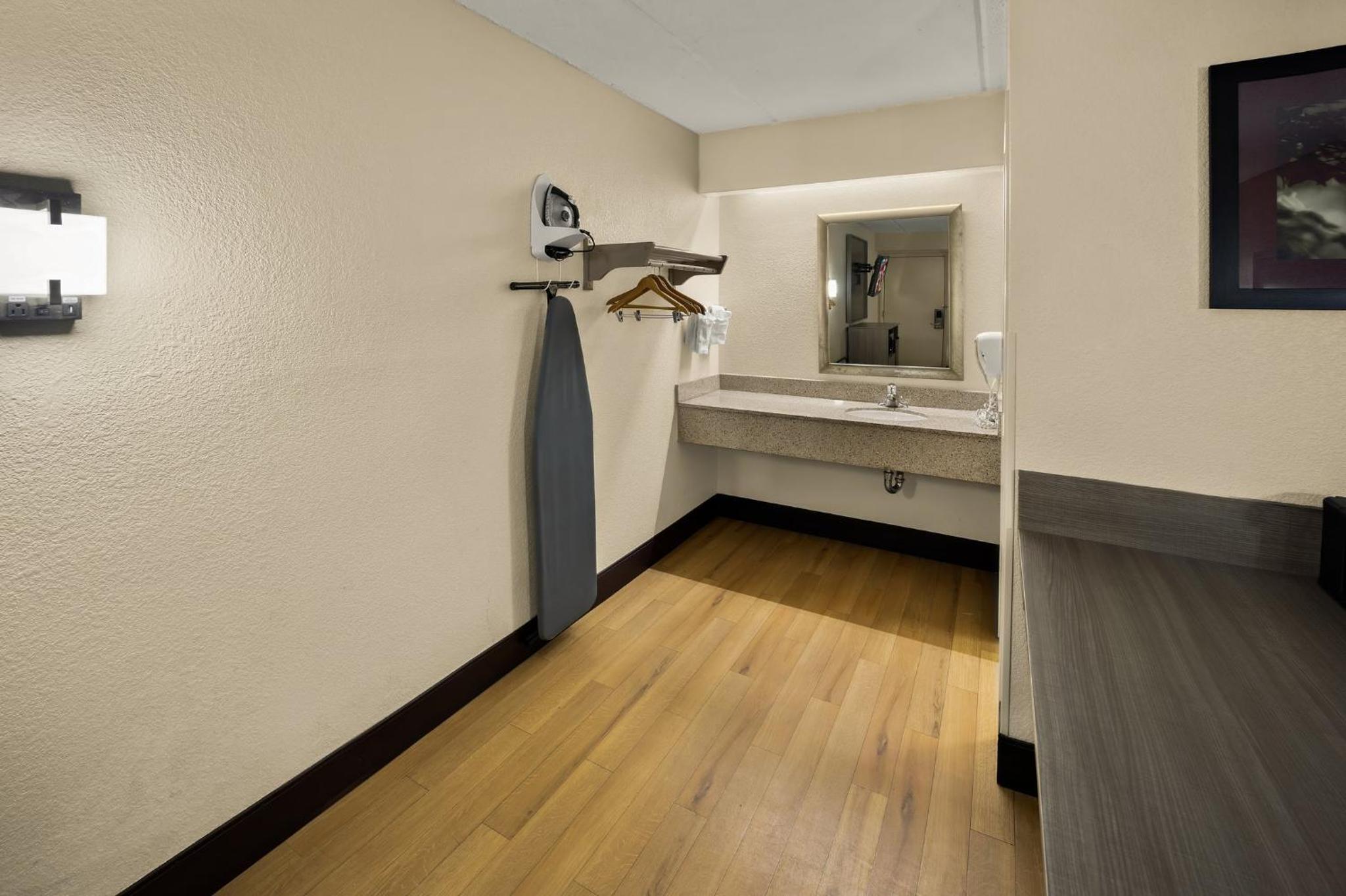 Superior King Room Smoke Free - Photo 8