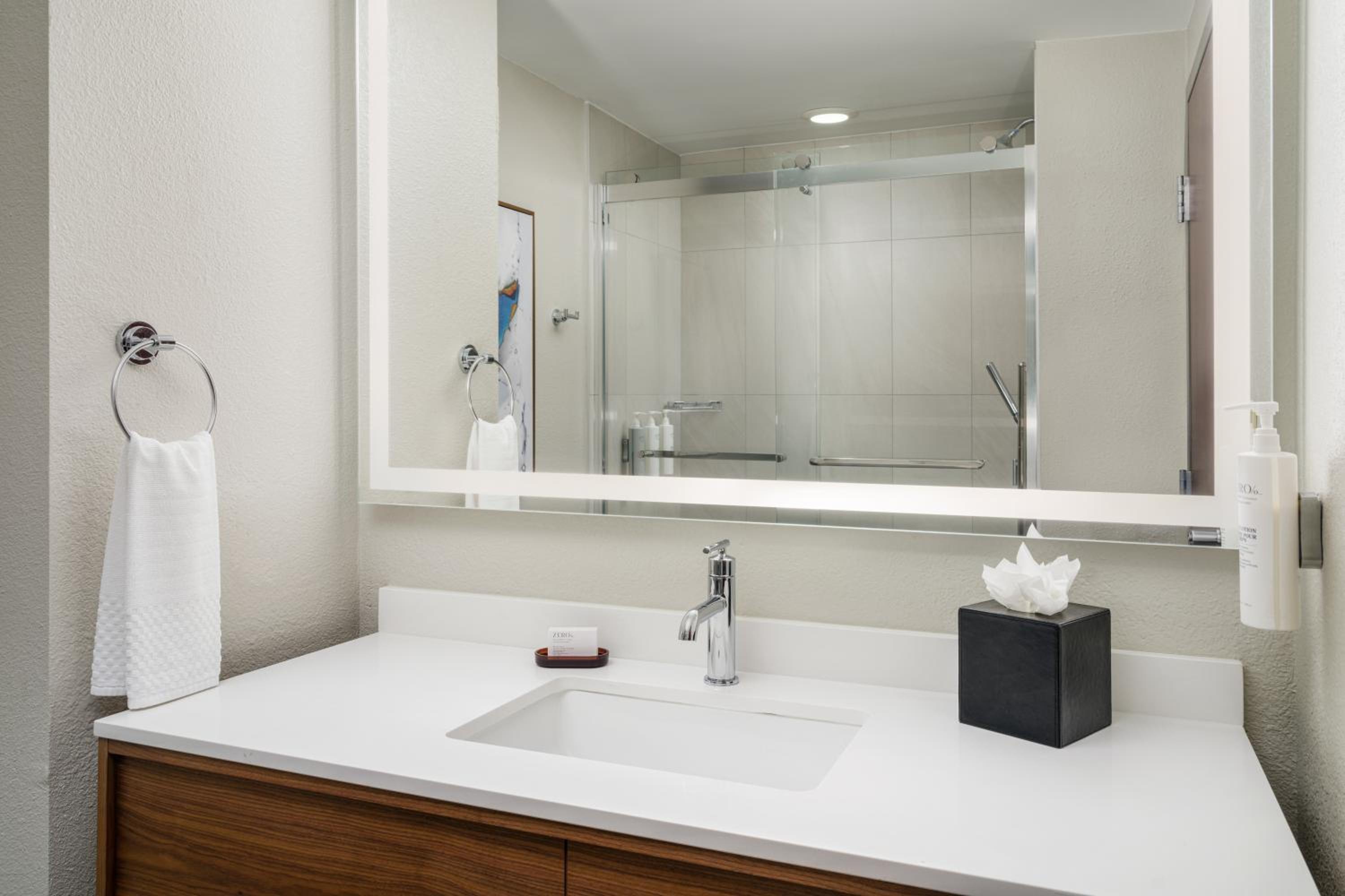 Two-Room Queen Suite with Two Queen Beds - Photo 4