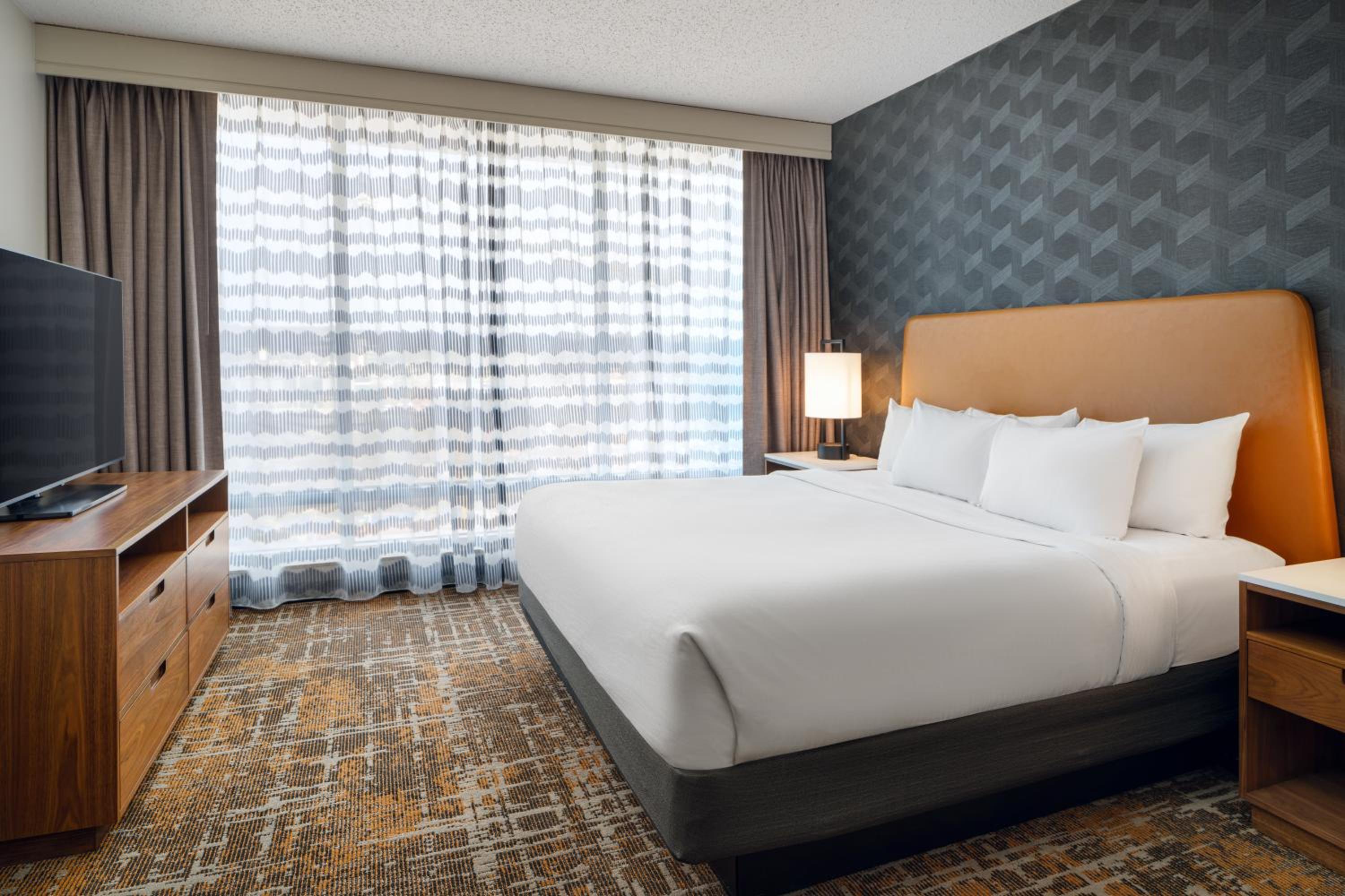 One-Bedroom King Suite - Hearing Access/Non-Smoking - Photo 3