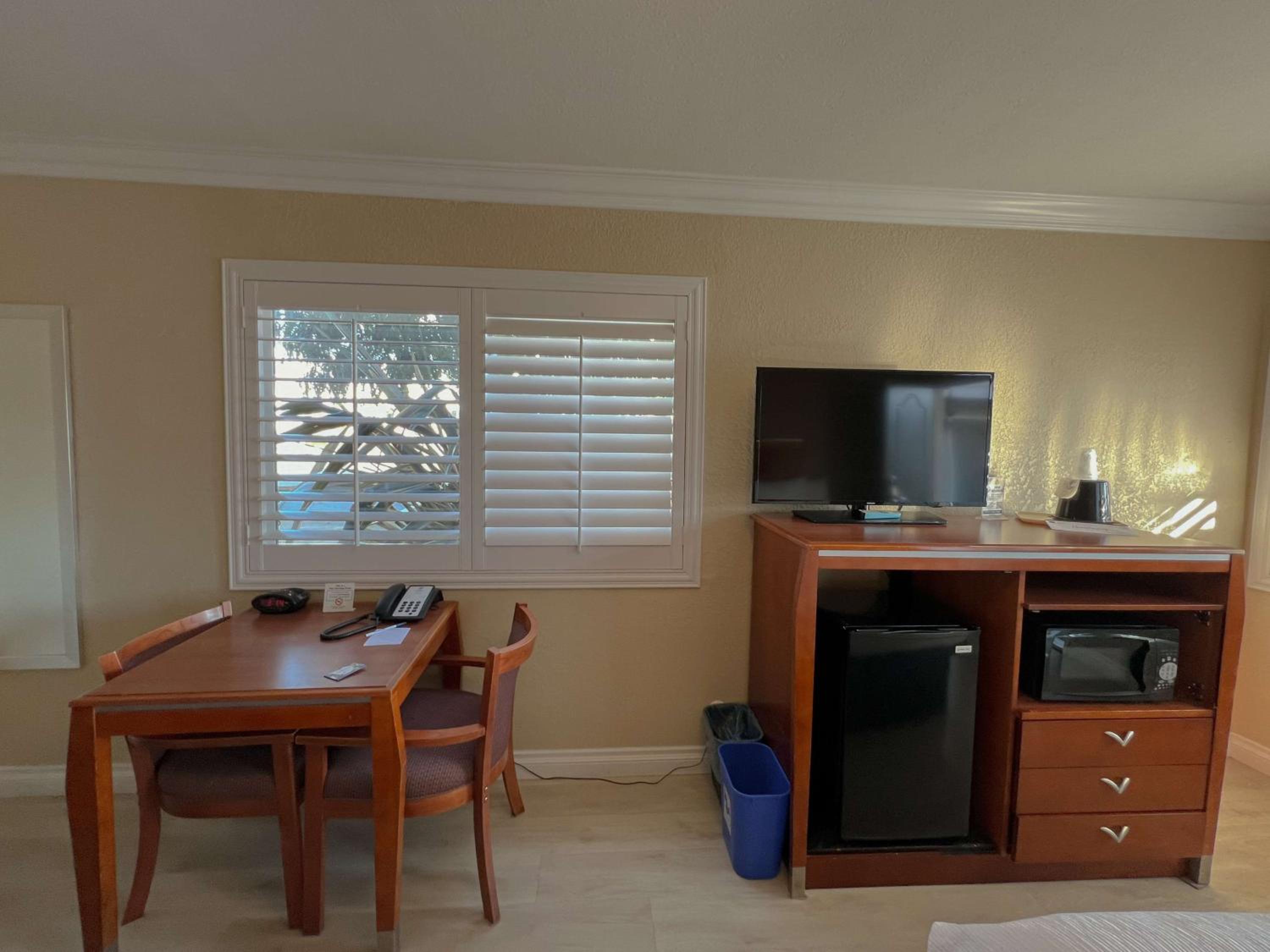 King Room with Walk-In Shower - Mobility Access photo 3