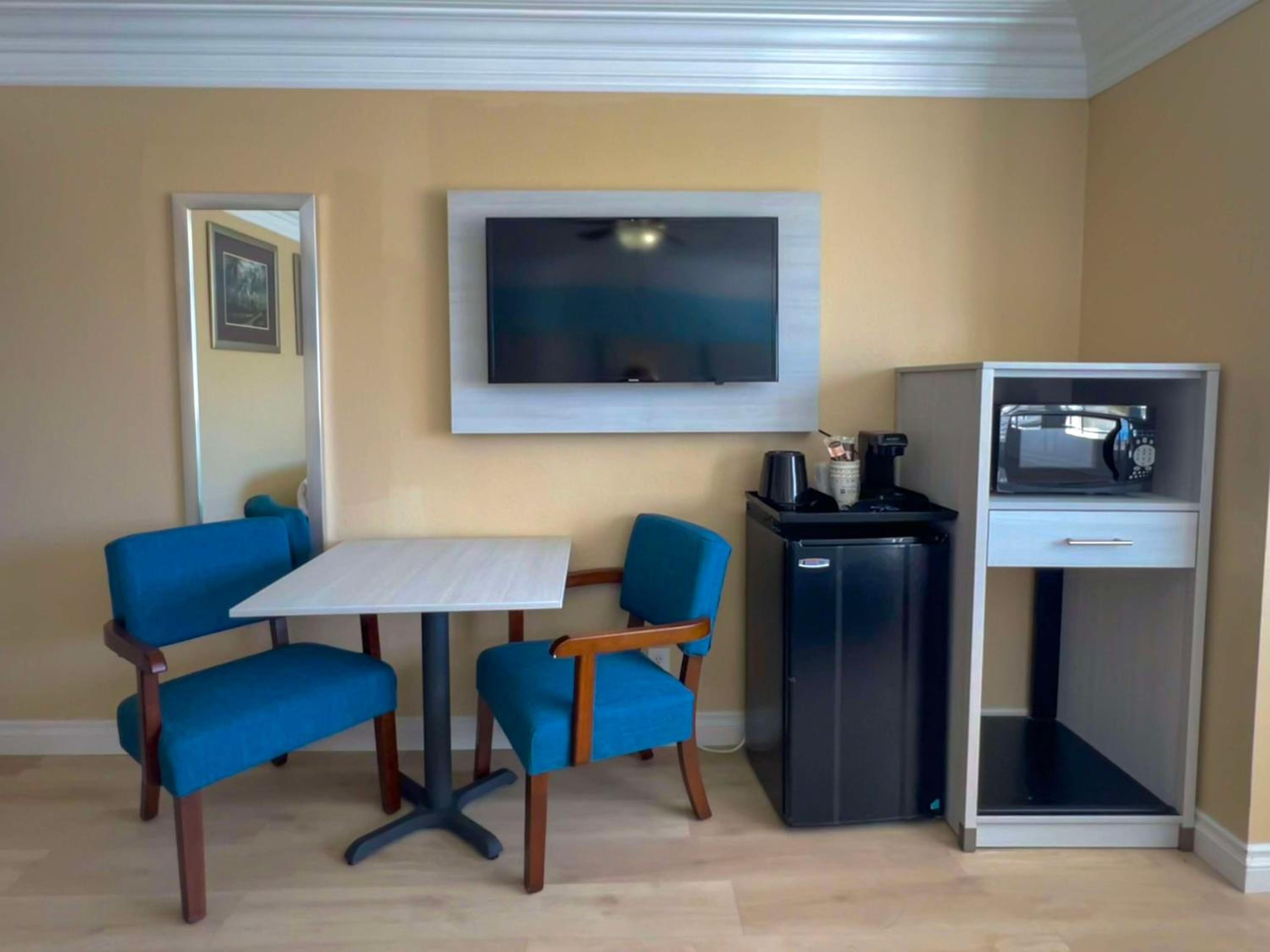 King Room with Partial Ocean View - Non-Smoking photo 3