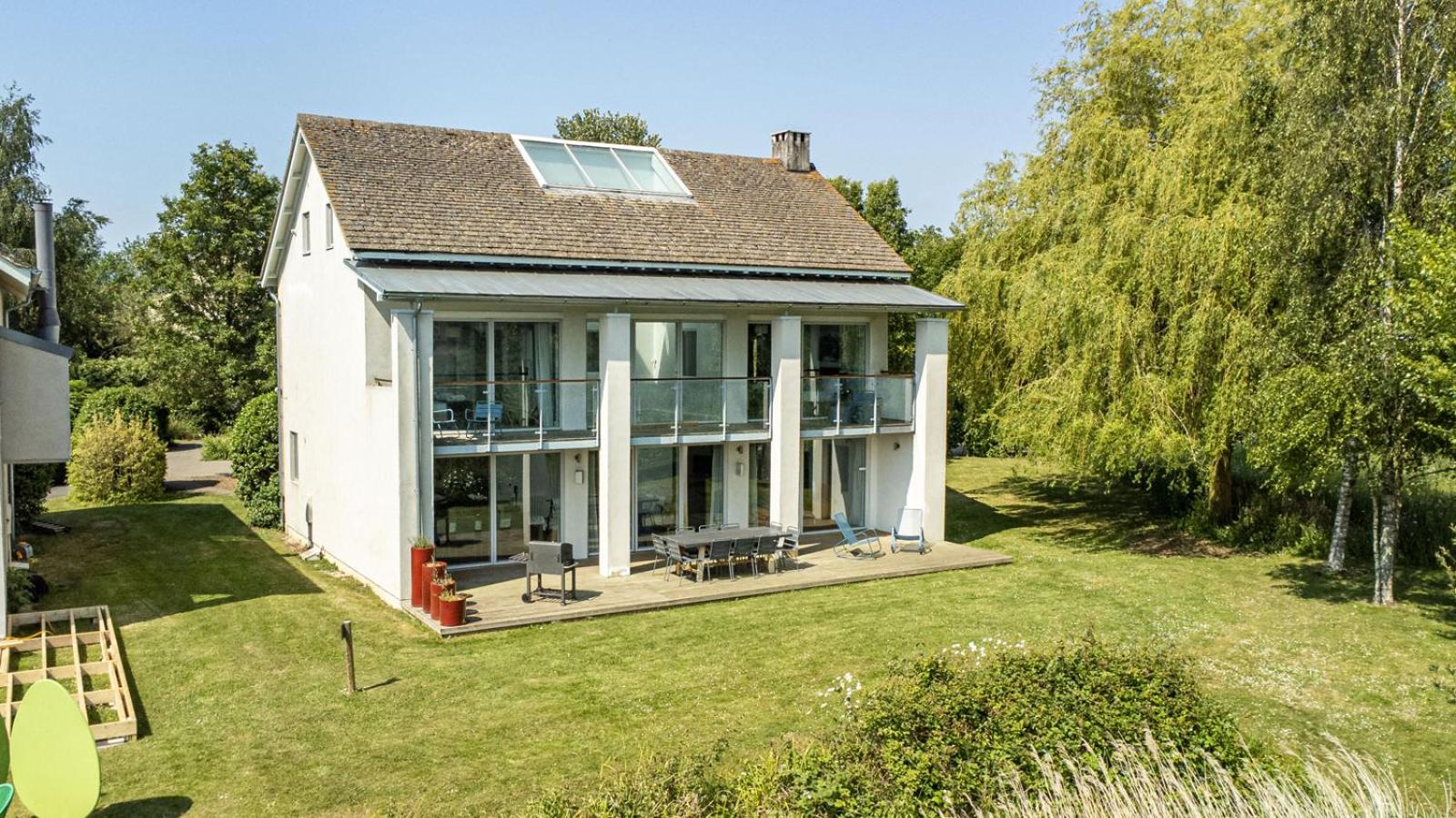 Five-Bedroom House photo 2