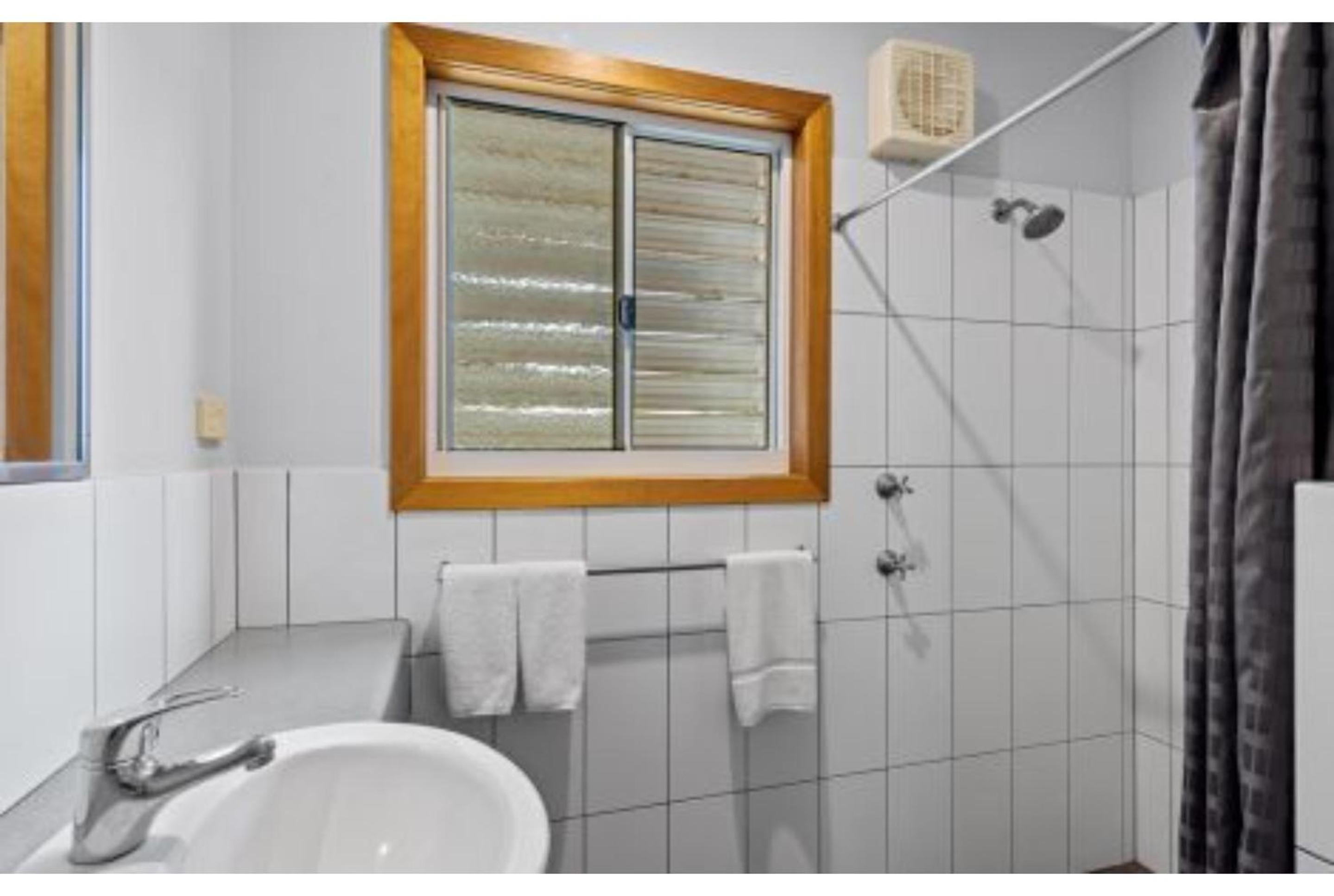 Superior 2 Bedroom Cabin - Pet Friendly - Photo 8