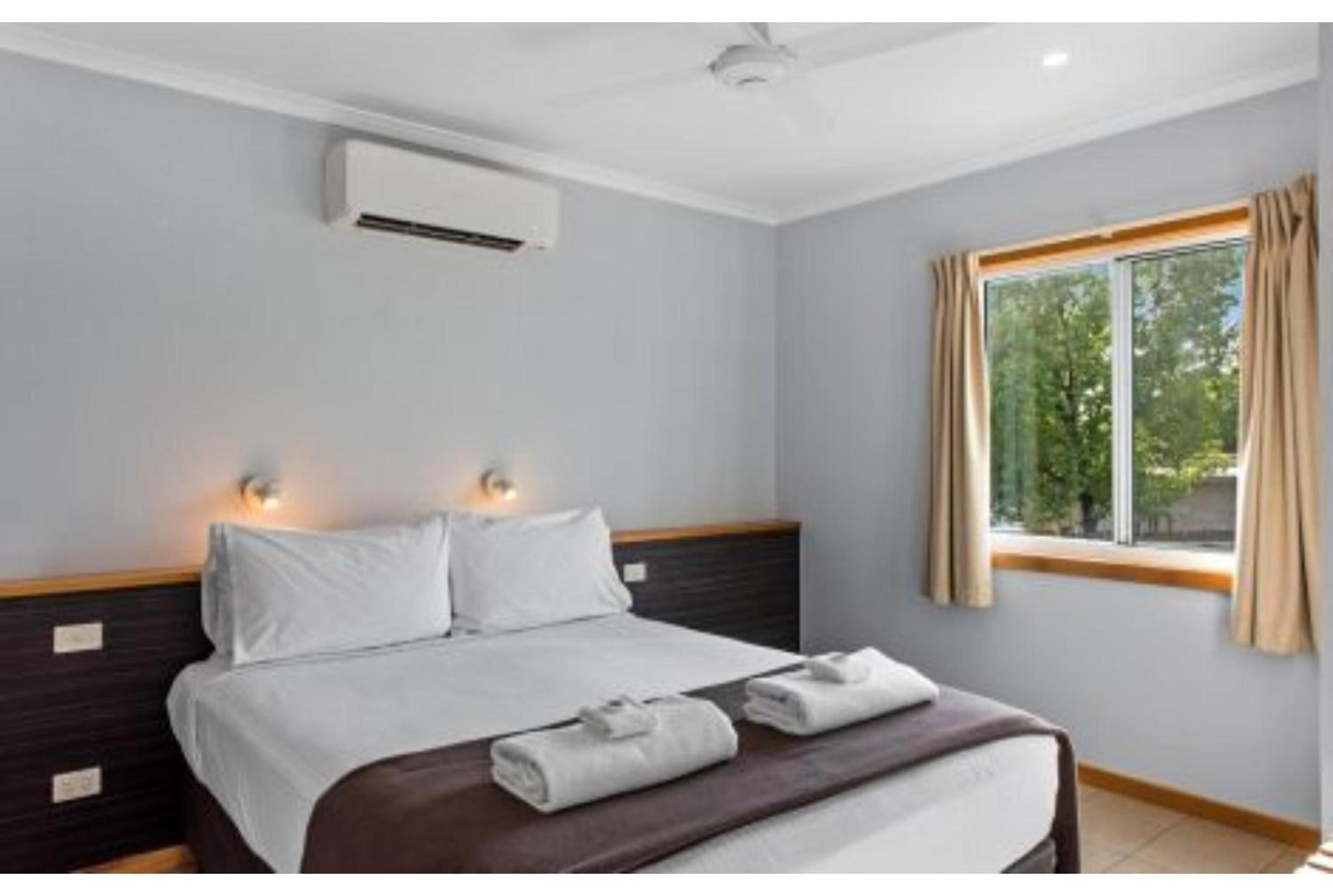 Superior Elevated 1 Bedroom Cabin photo 1