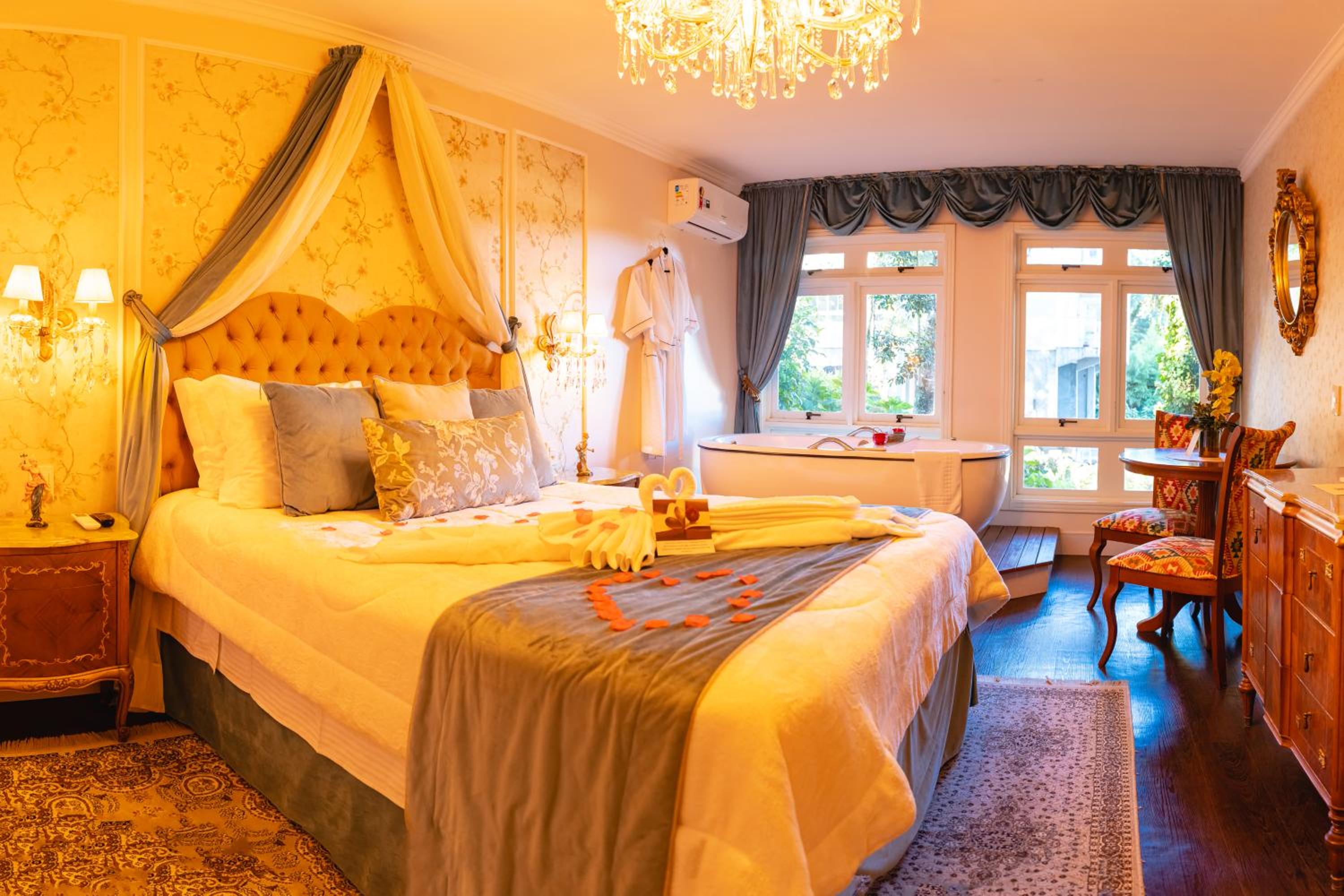 Deluxe Suite with Spa Bath