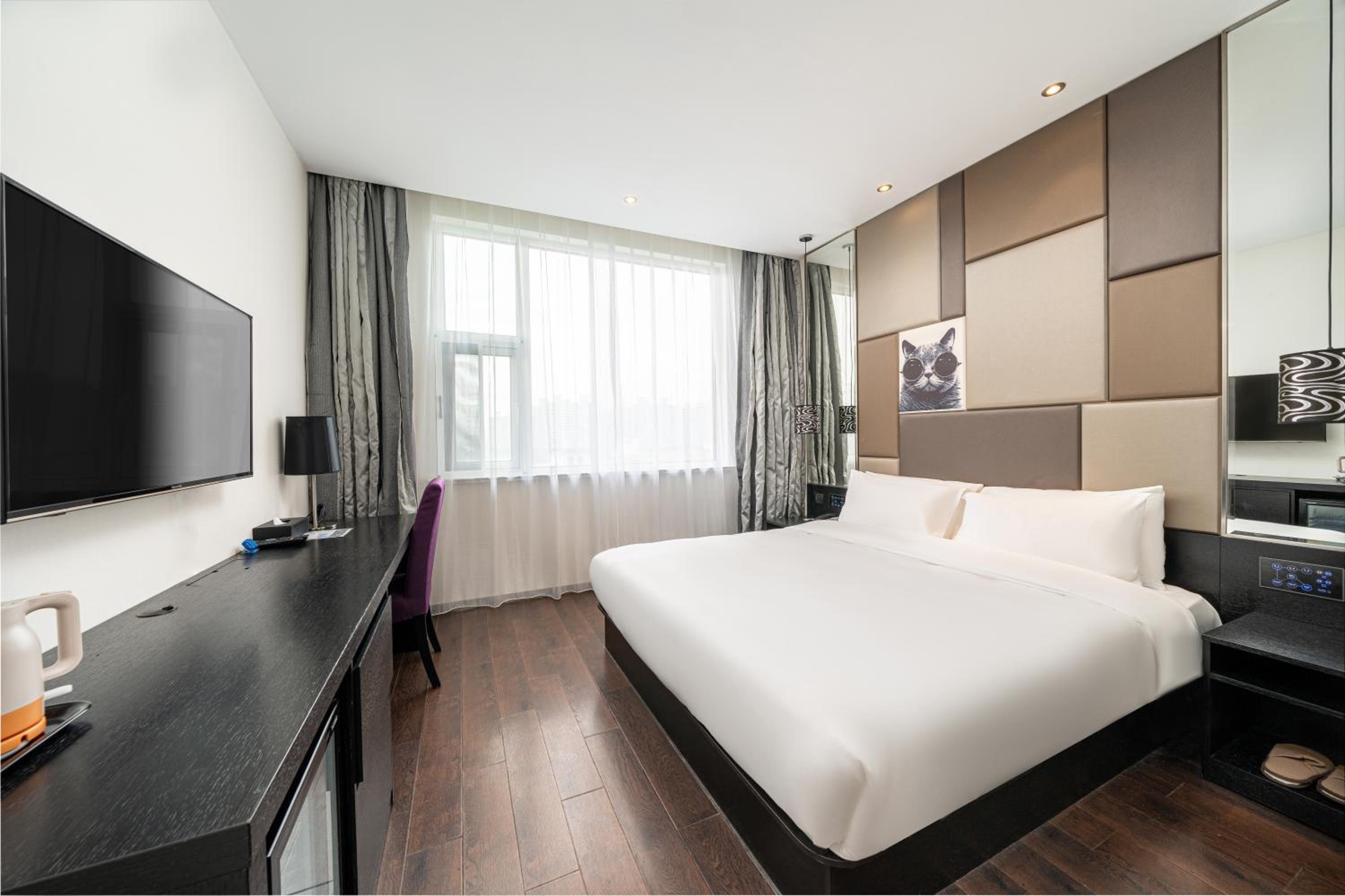Deluxe Queen Room