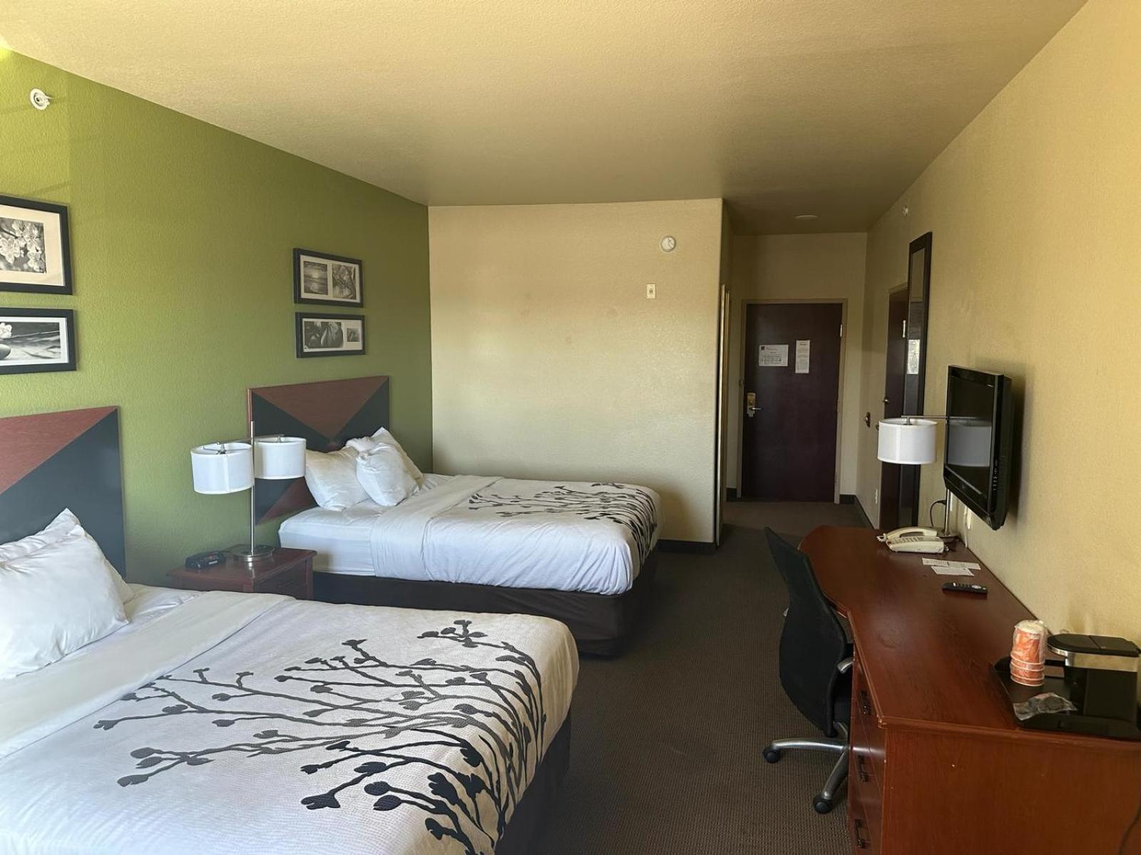 Queen Room with Two Queen Beds - Photo 3