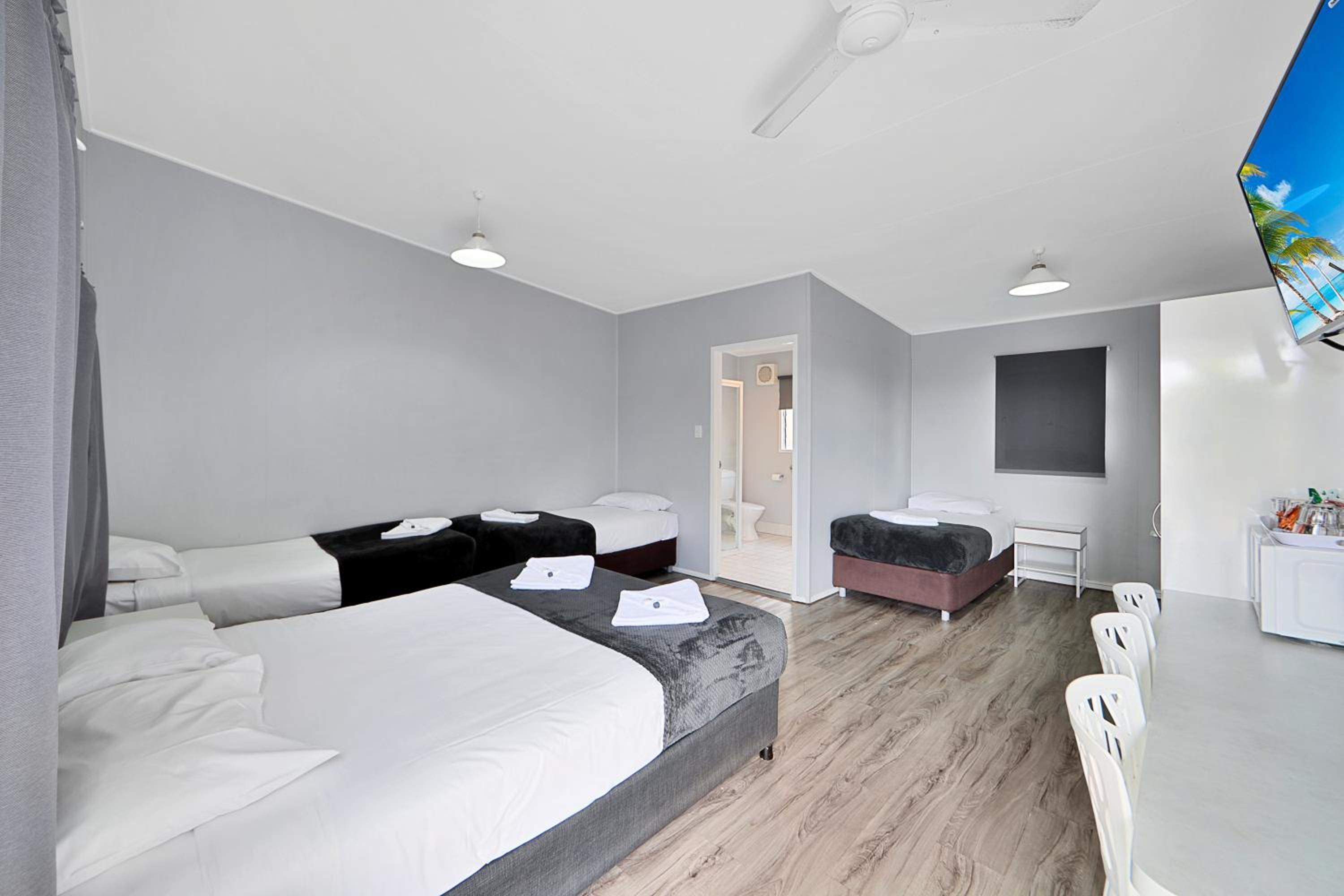 Family Motel Room For 5 photo 1
