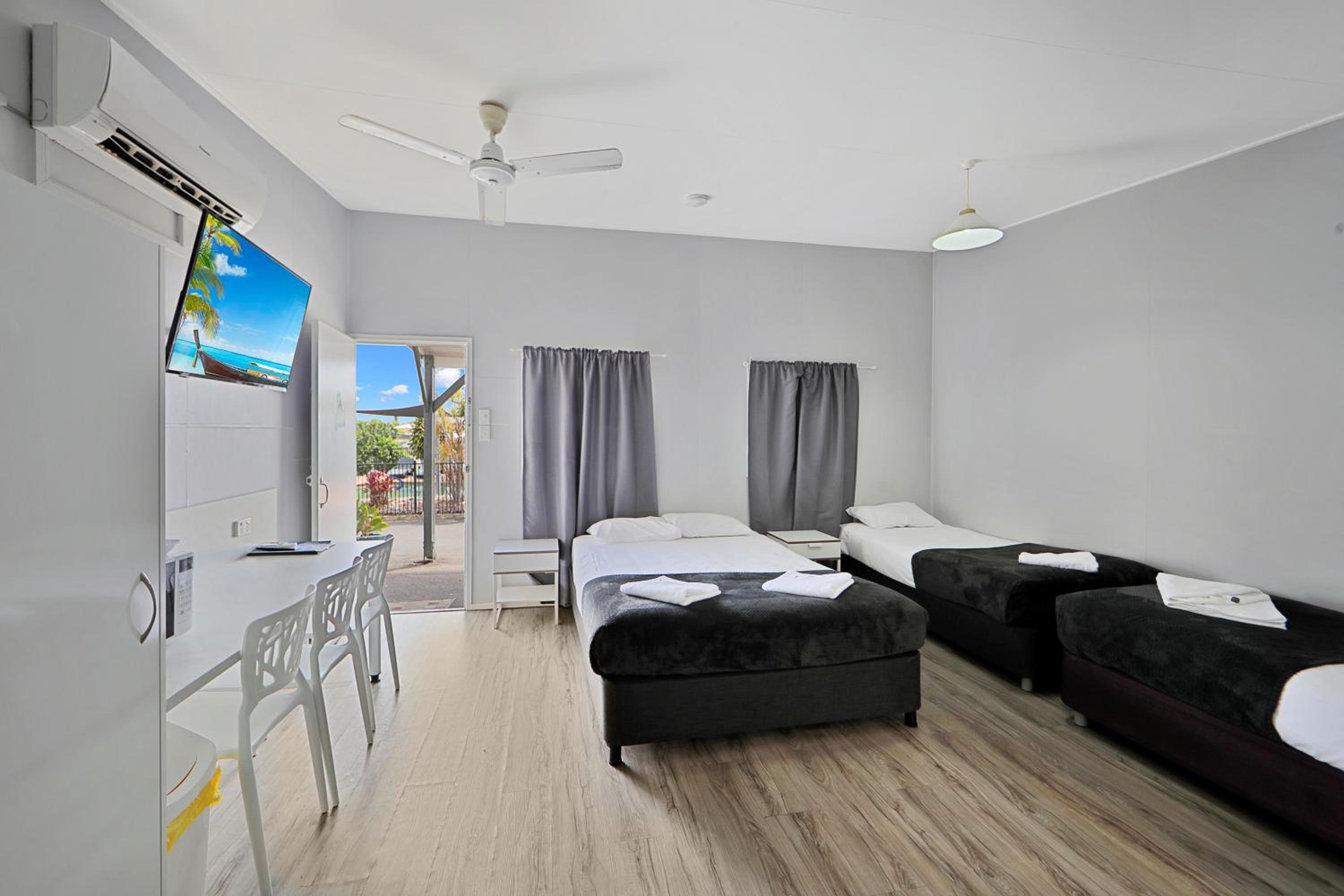 Family Motel Room For 5 photo 3