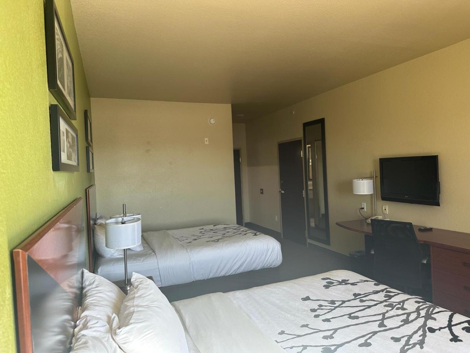 Queen Room with Two Queen Beds - Photo 2