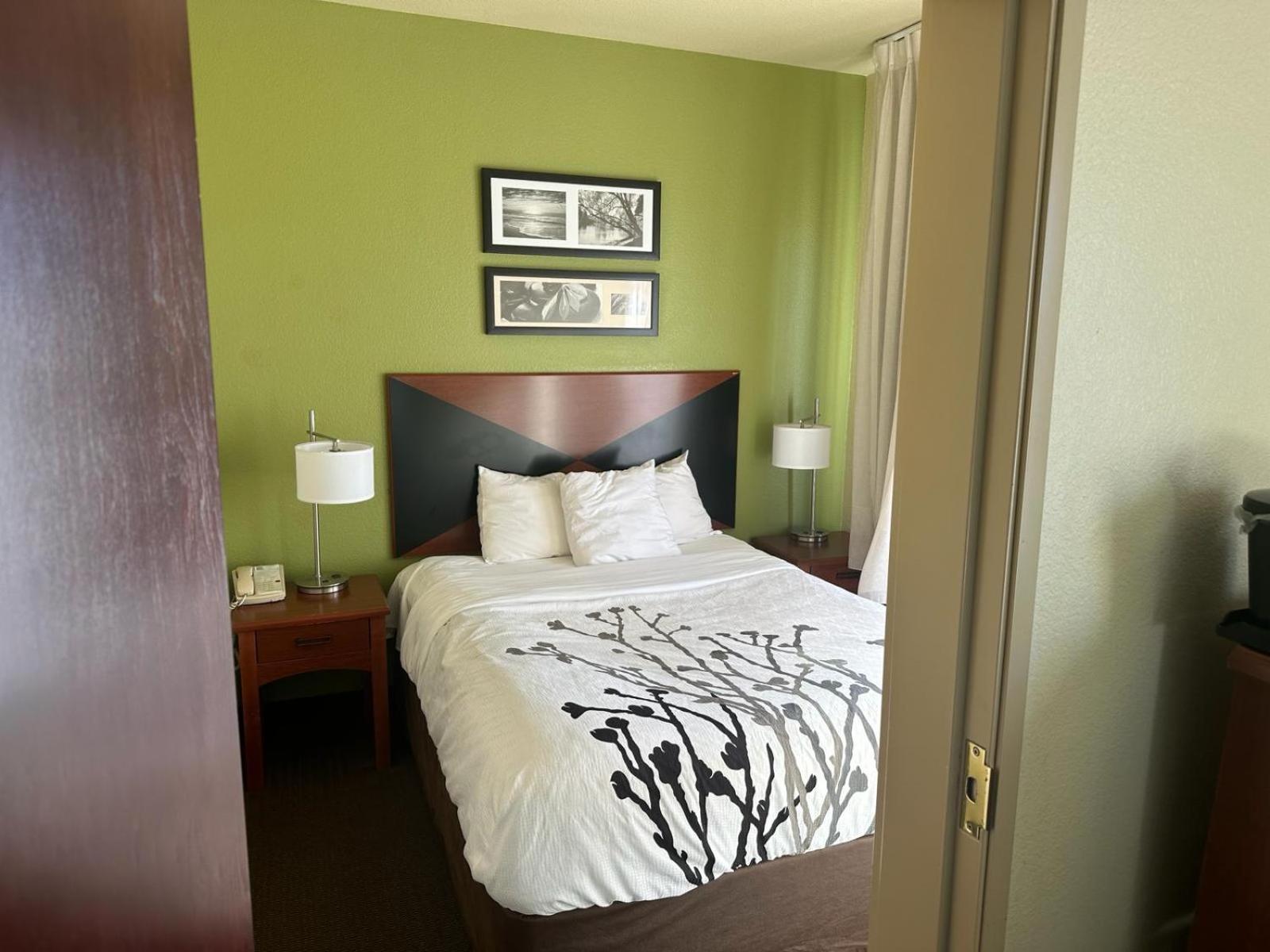 Queen Room with Three Queen Beds - Photo 1