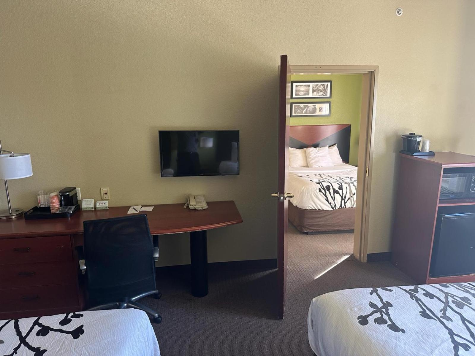 Queen Room with Three Queen Beds - Photo 3