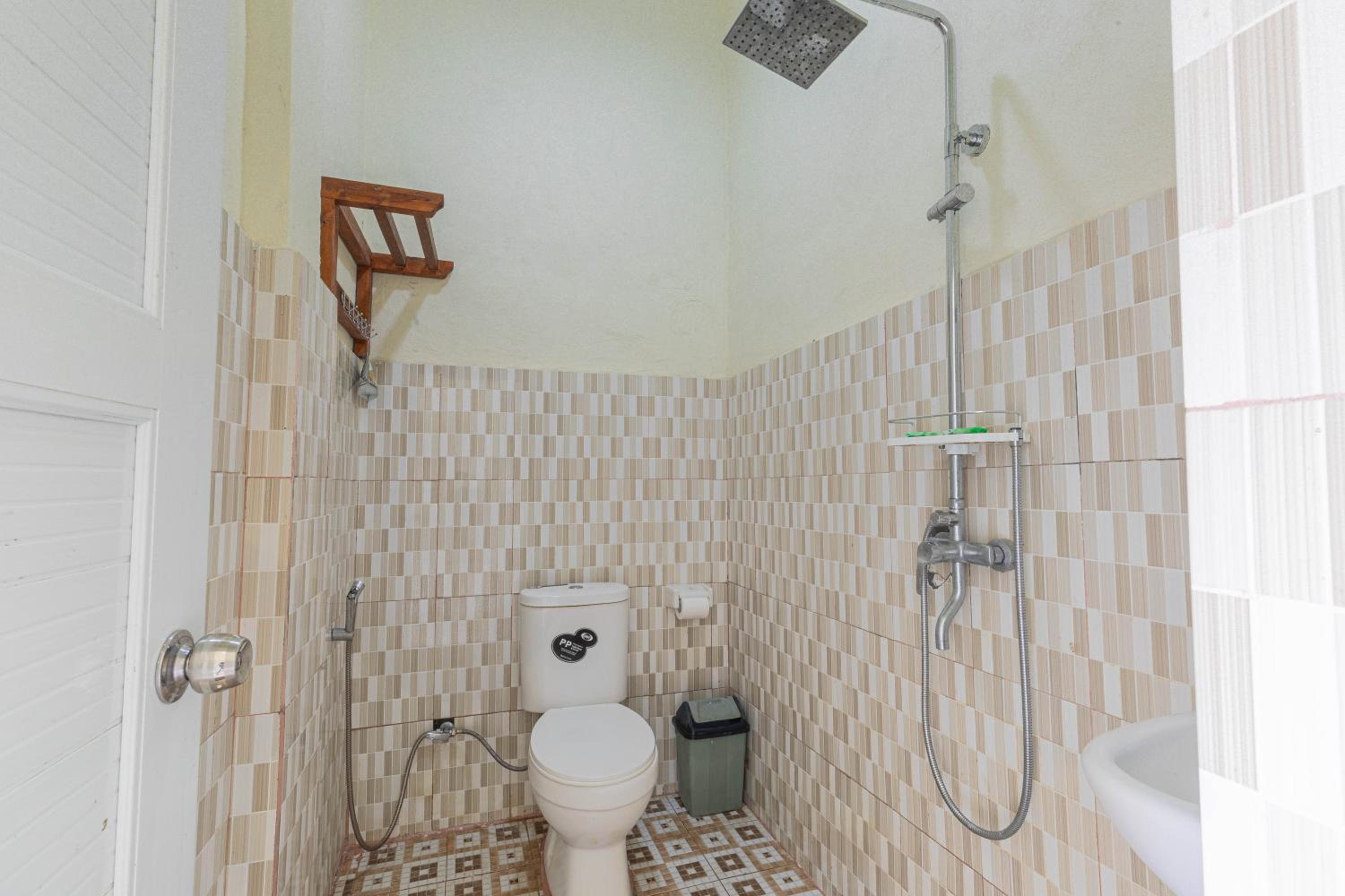 Standard Double Room - Photo 11