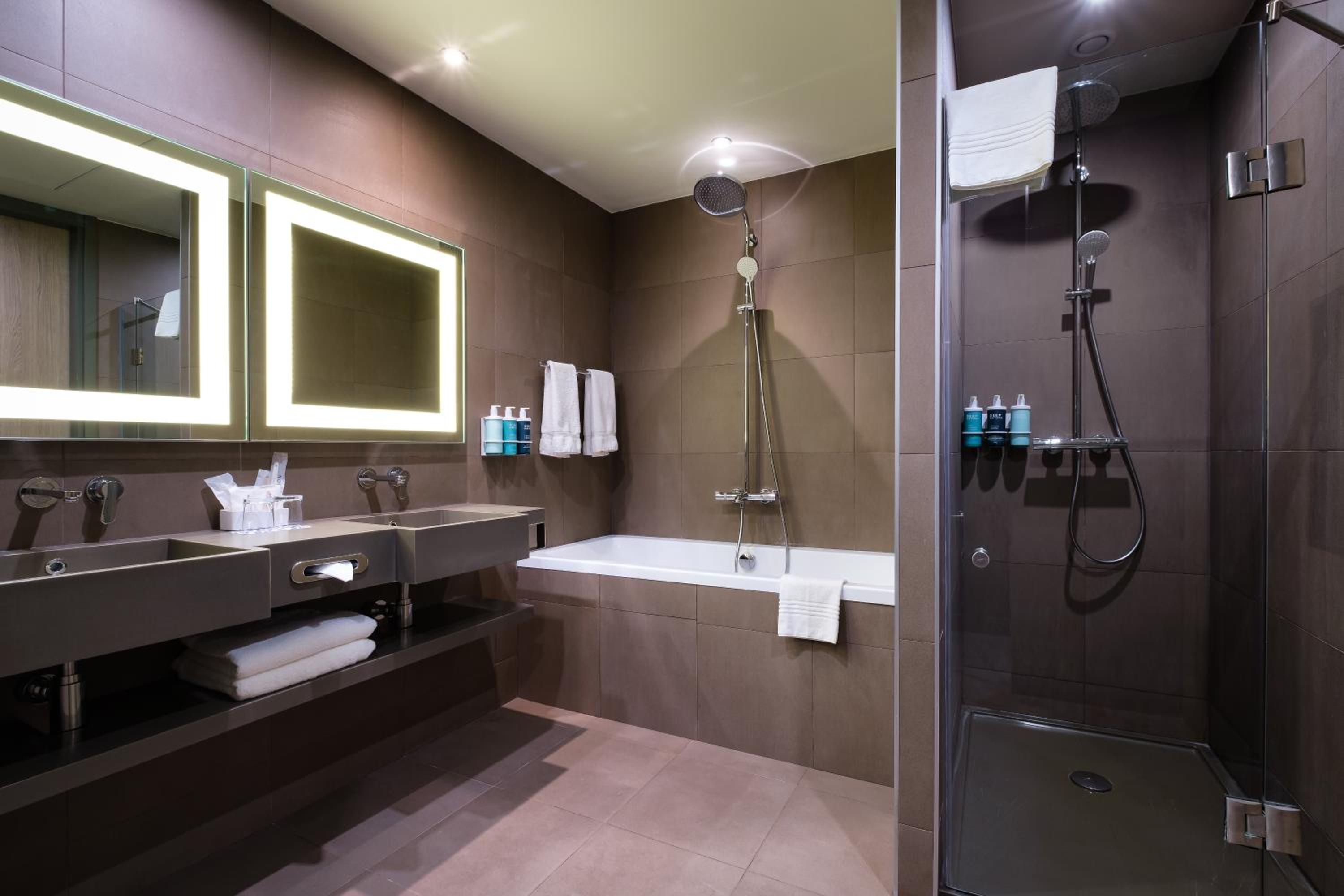 Superior King Suite photo 3