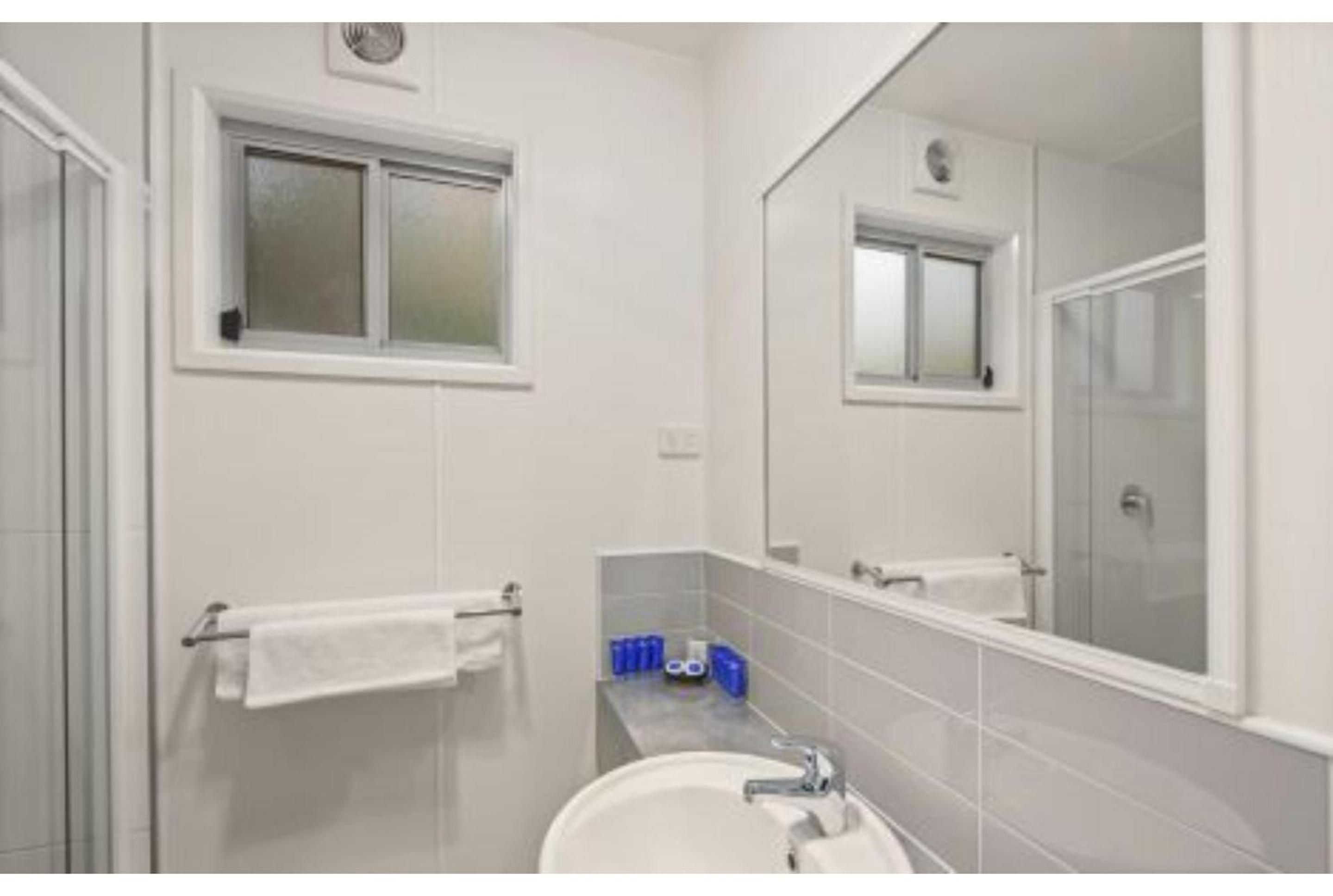 Deluxe Two-Bedroom Cabin - Sleeps 6 photo 2