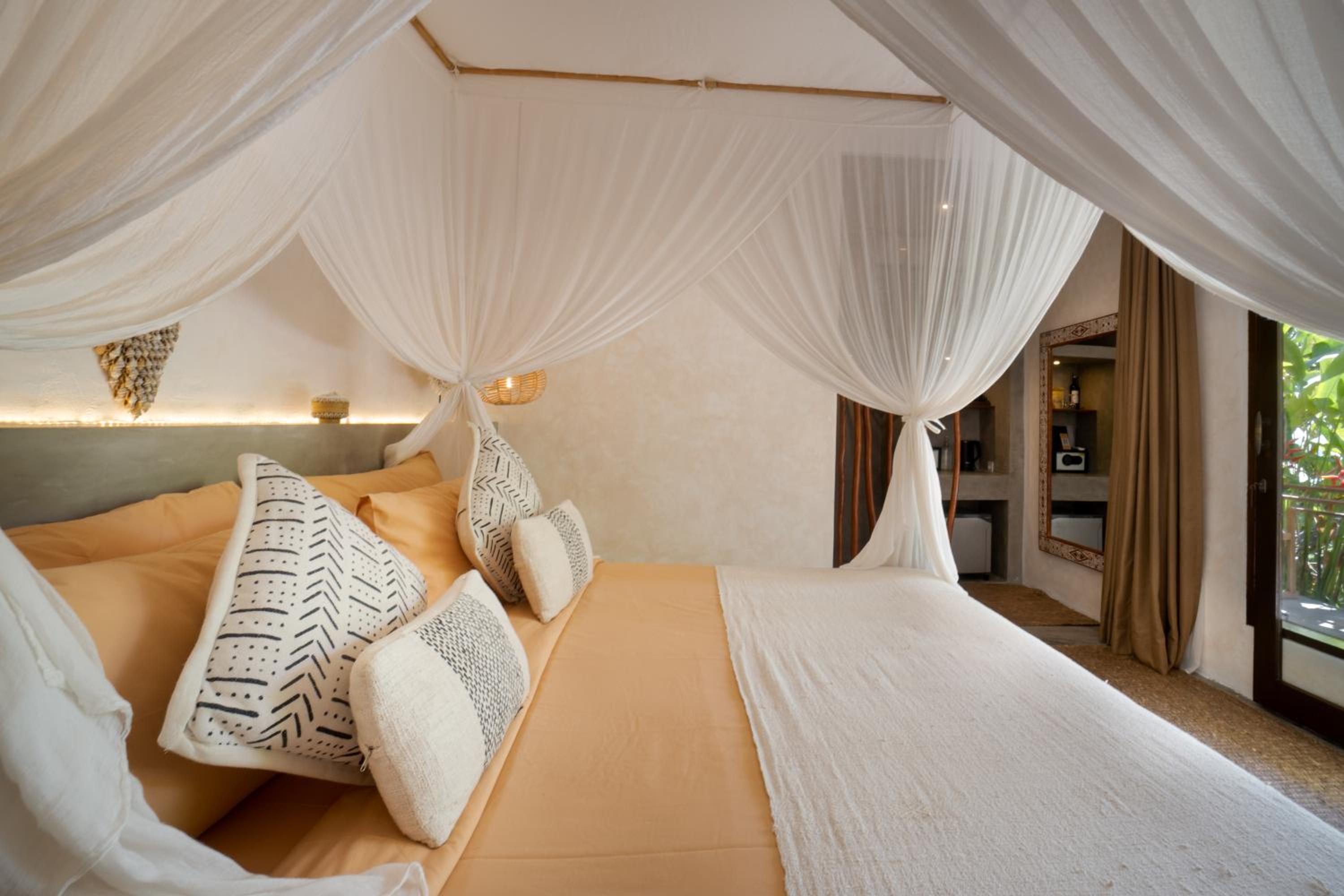 King Deluxe or Twin Room with bathtub - Photo 3