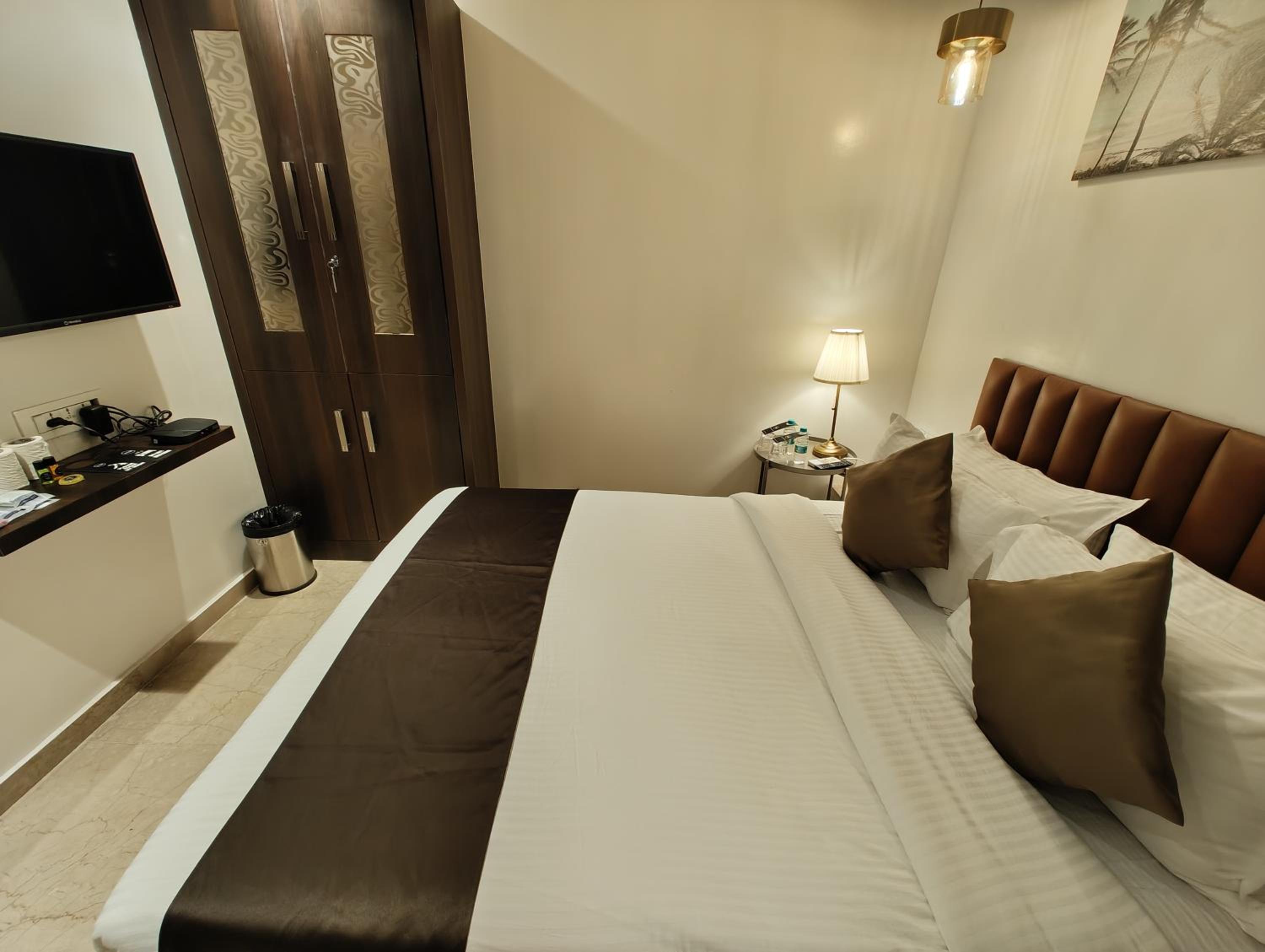 Deluxe Double Room - Photo 13