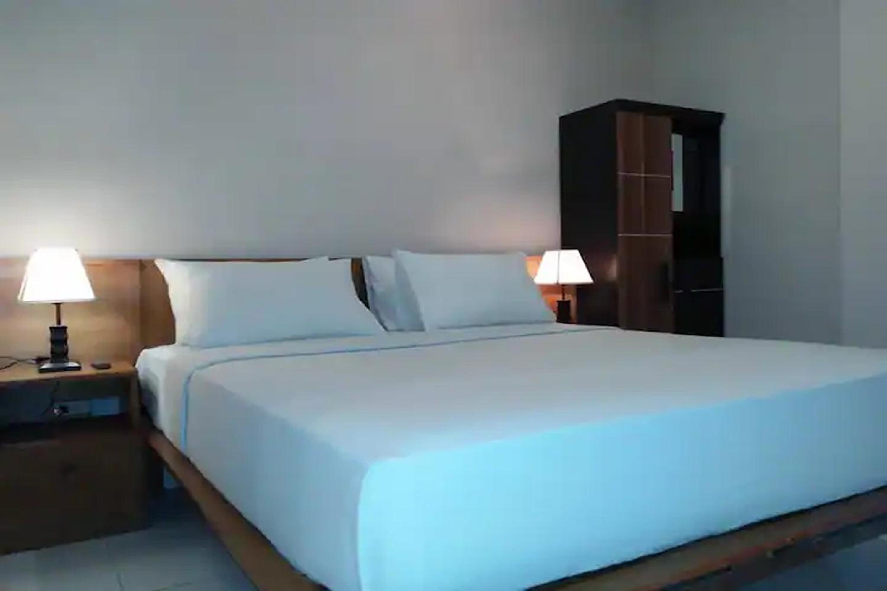 Standard Double Room - Photo 11
