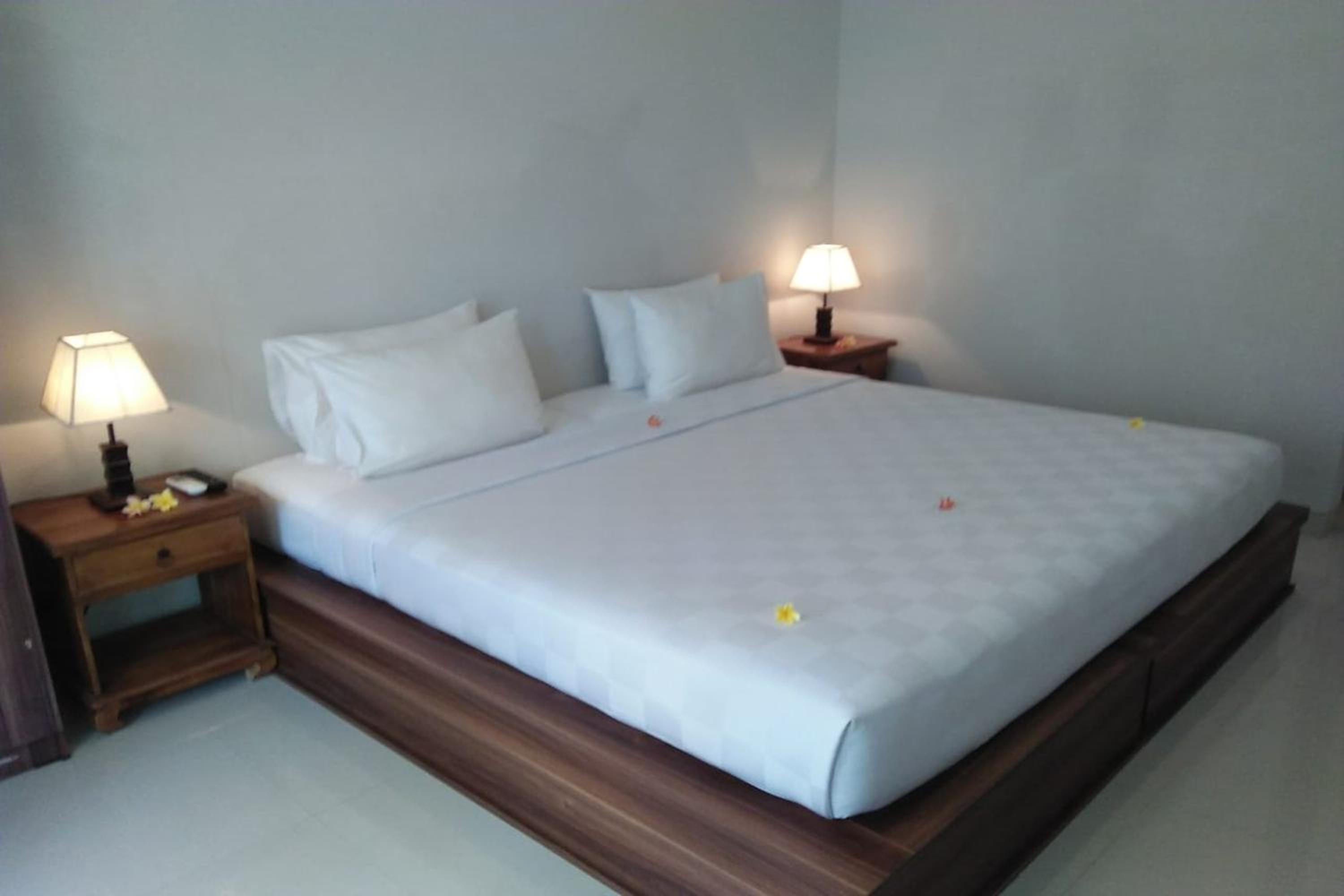 Standard Double Room - Photo 12