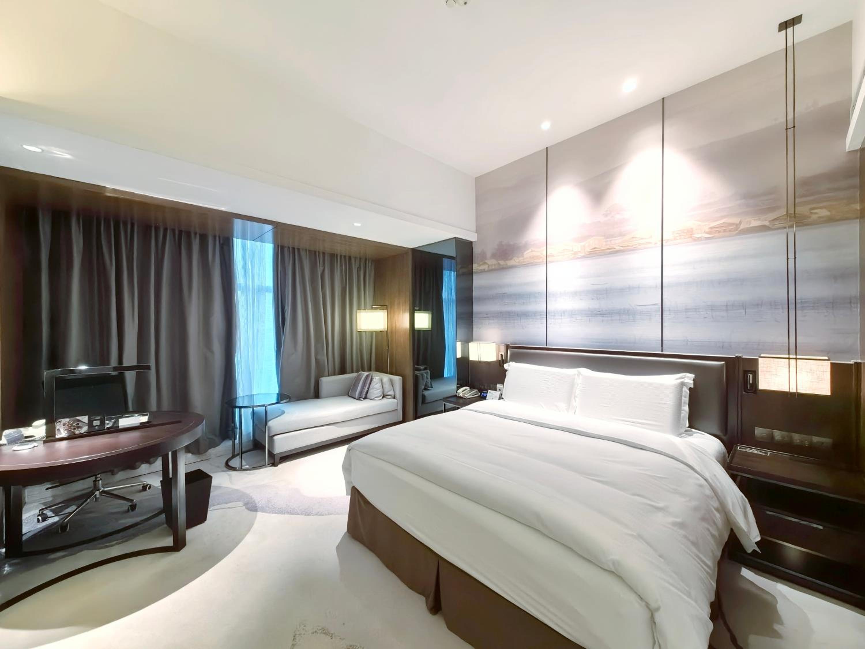 Deluxe King Room with Garden View photo 2