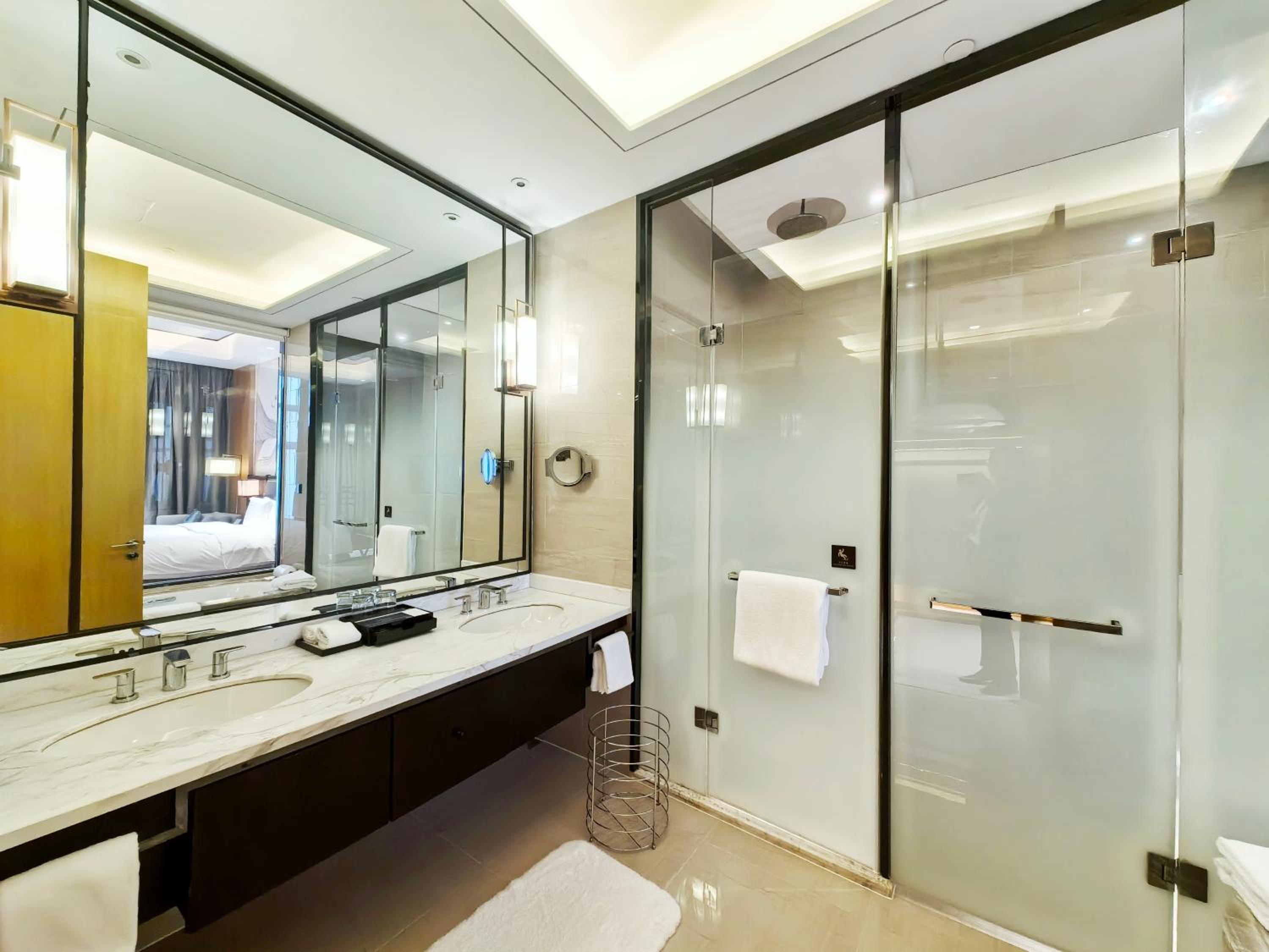 Deluxe King Room photo 1