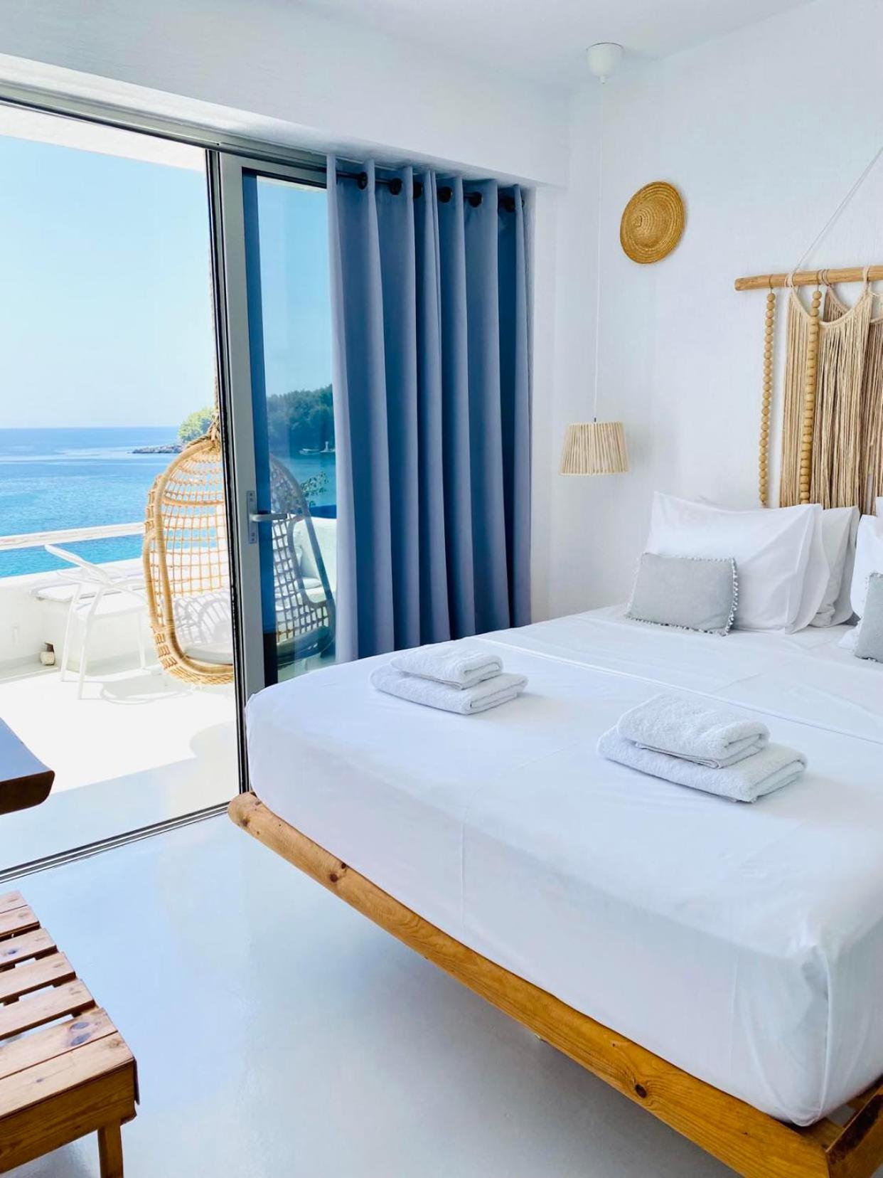 Superior Double Room with Balcony and Sea View photo 2