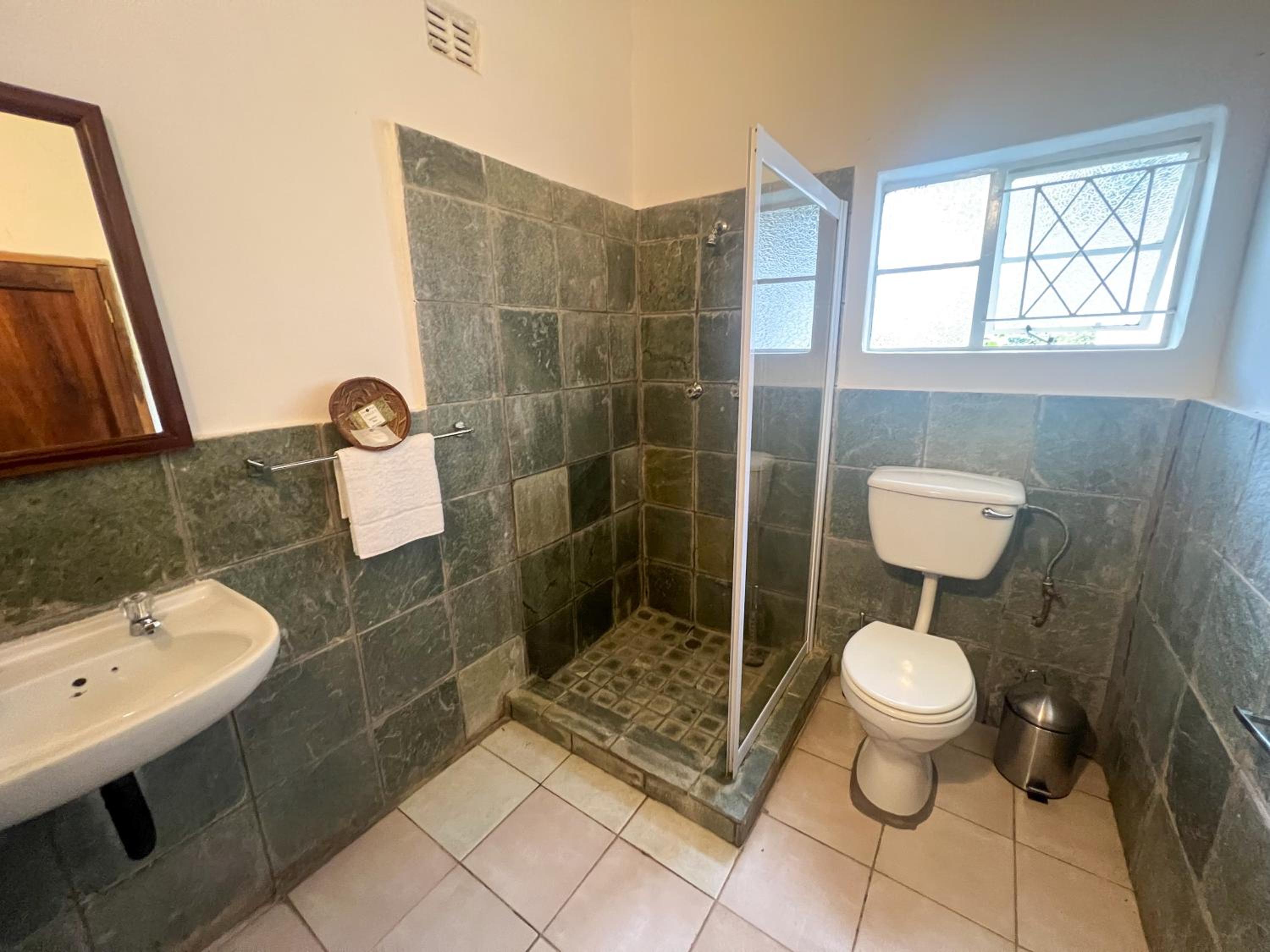 Standard Queen Room - Photo 6
