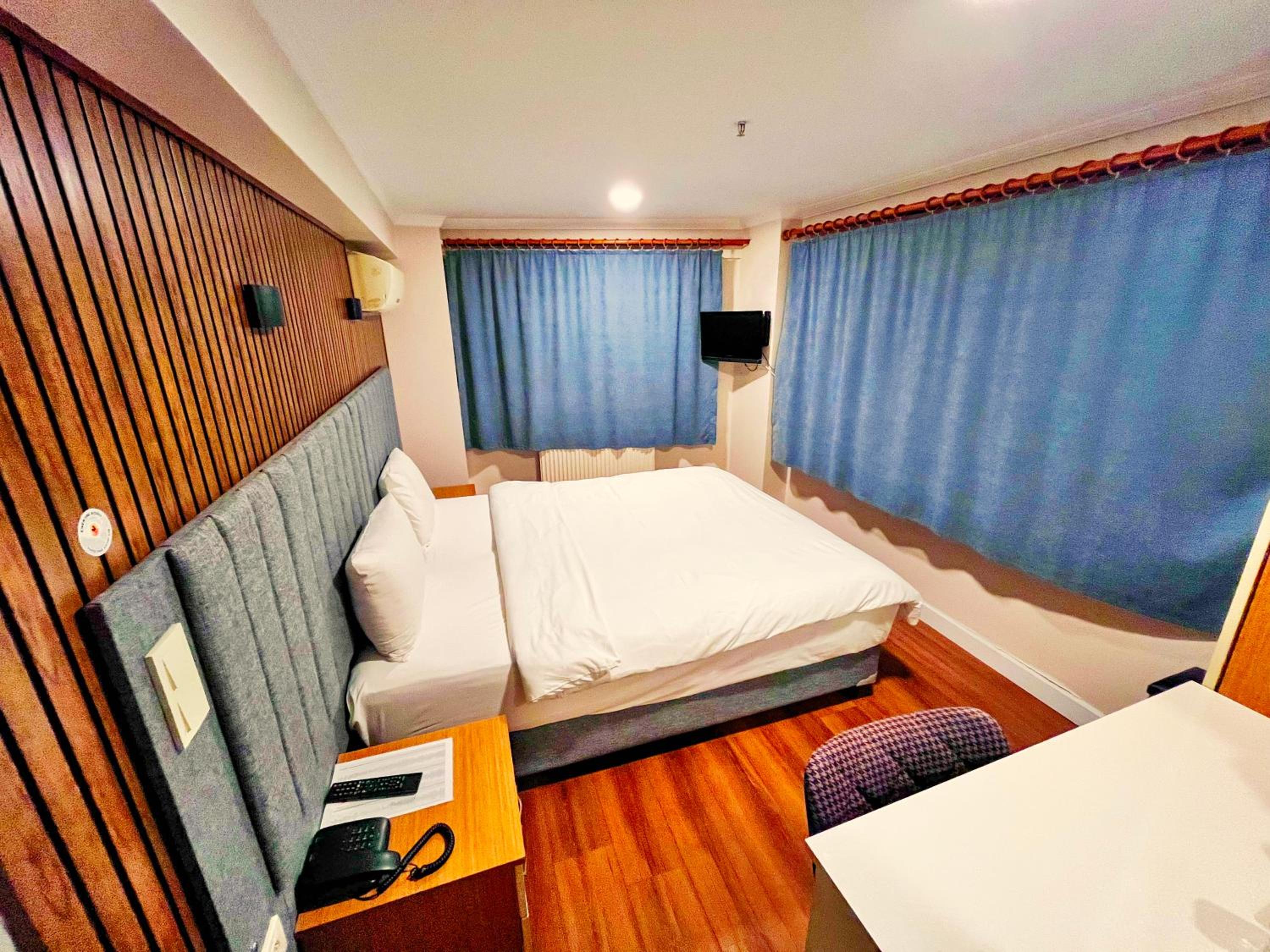 Standard Queen Room photo 2