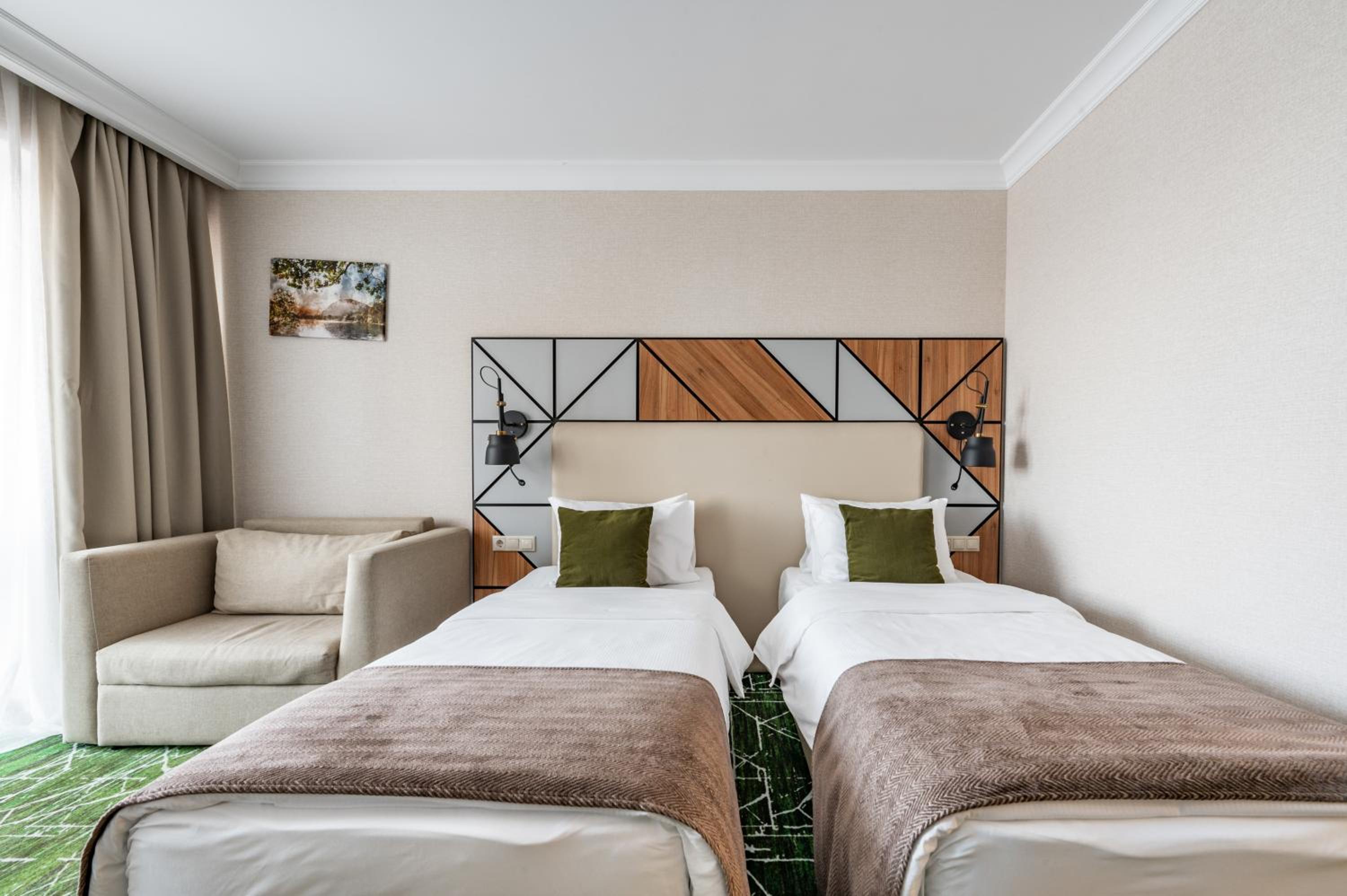 Twin Room with Street View - Non-Smoking photo 2
