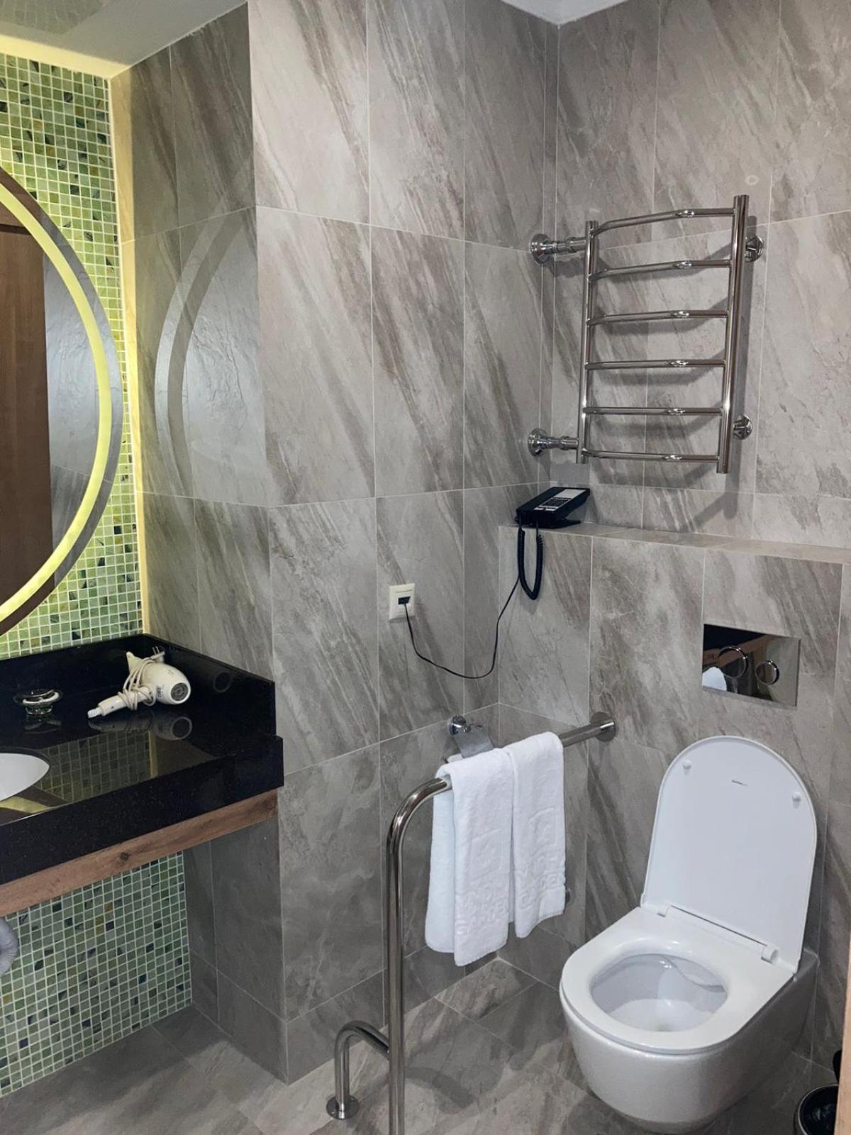 Twin Room with Street View - Mobility Accessible/Non-Smoking