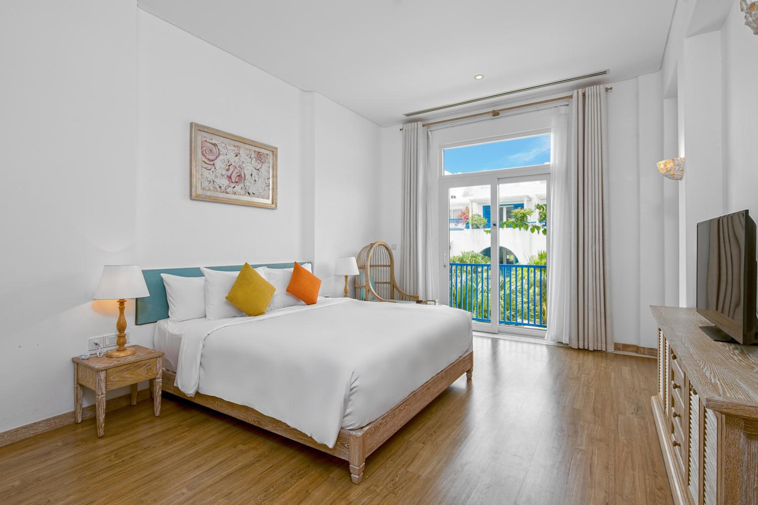 Santorin Suite with Balcony - Pool/City View photo 3