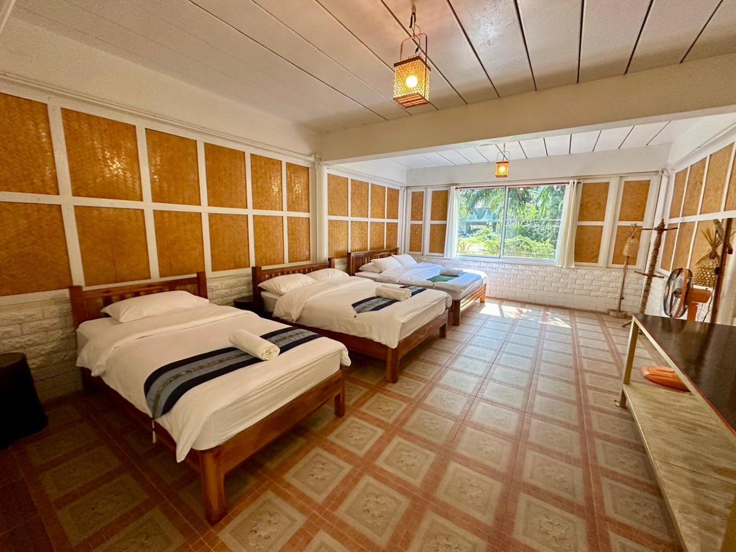 Family Room with Garden View - Photo 1