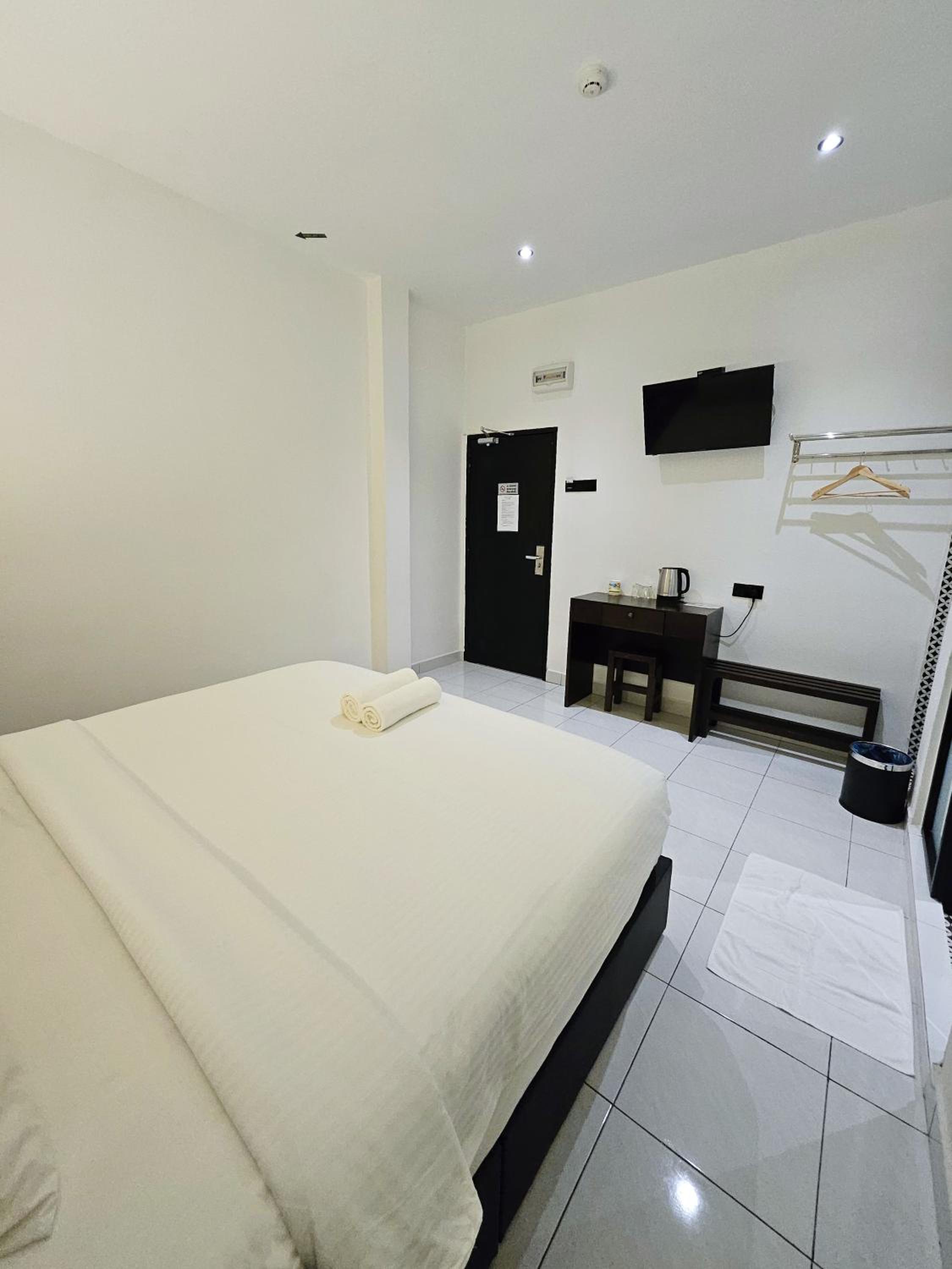 Standard King Room - Photo 10