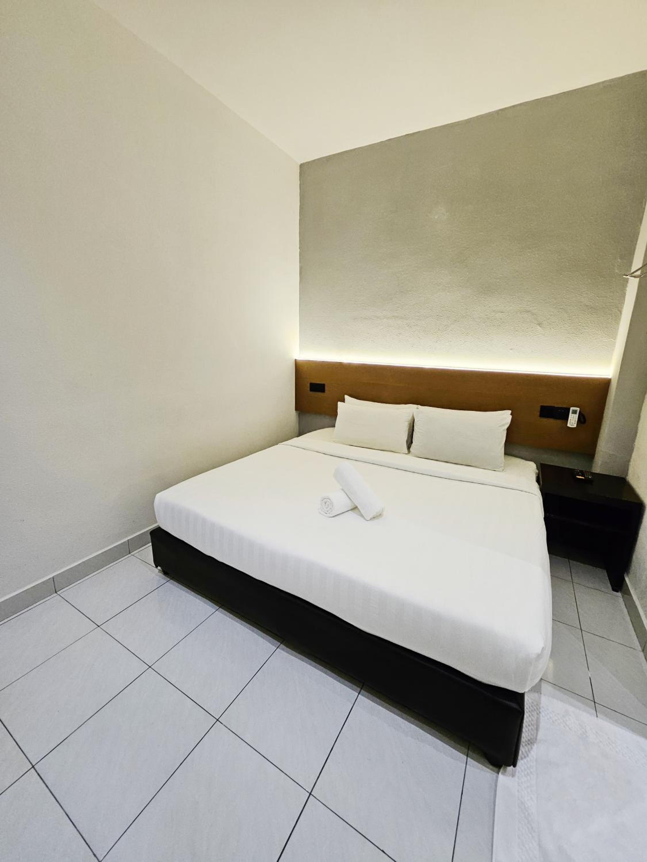 Standard King Room - Photo 8