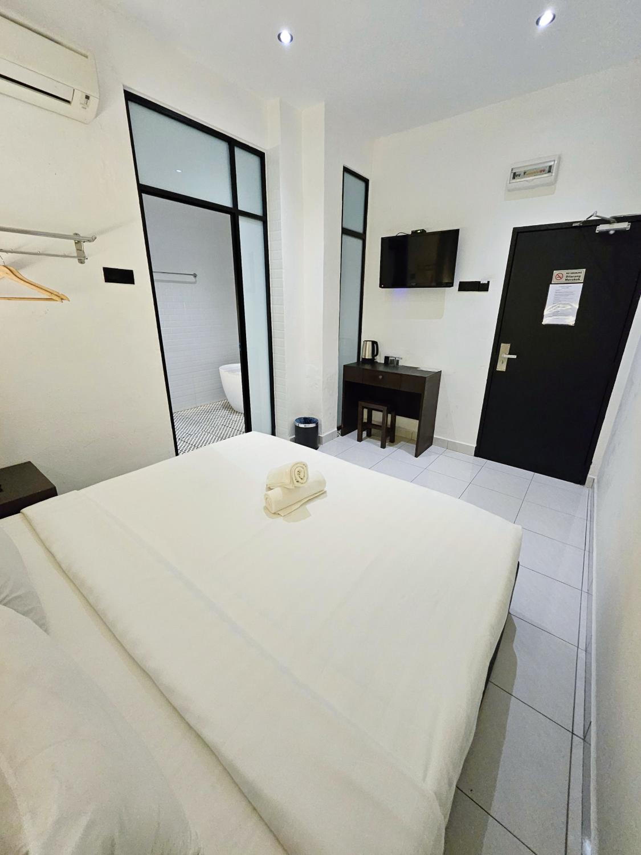 Standard King Room - Photo 7