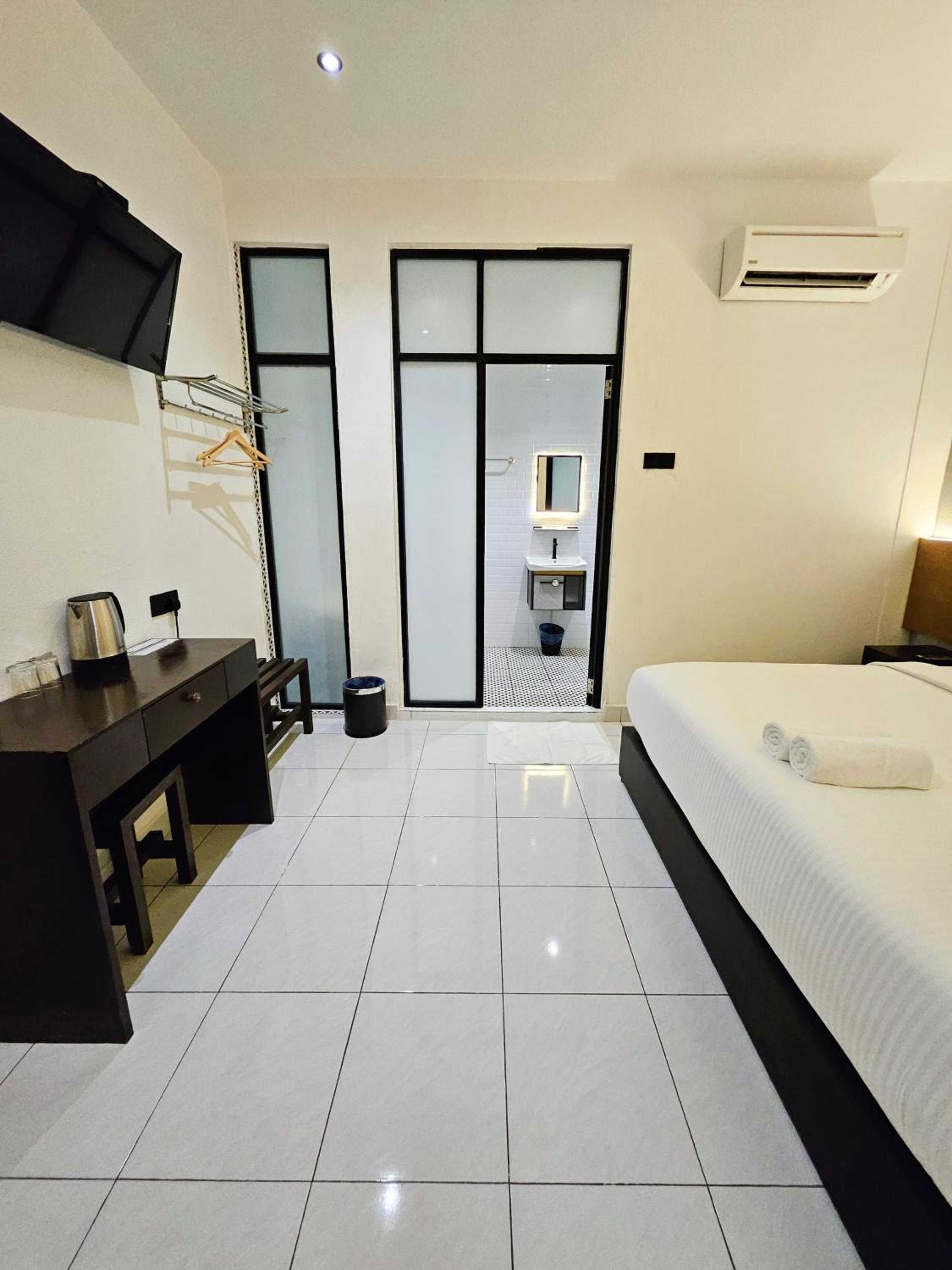 Standard King Room - Photo 9