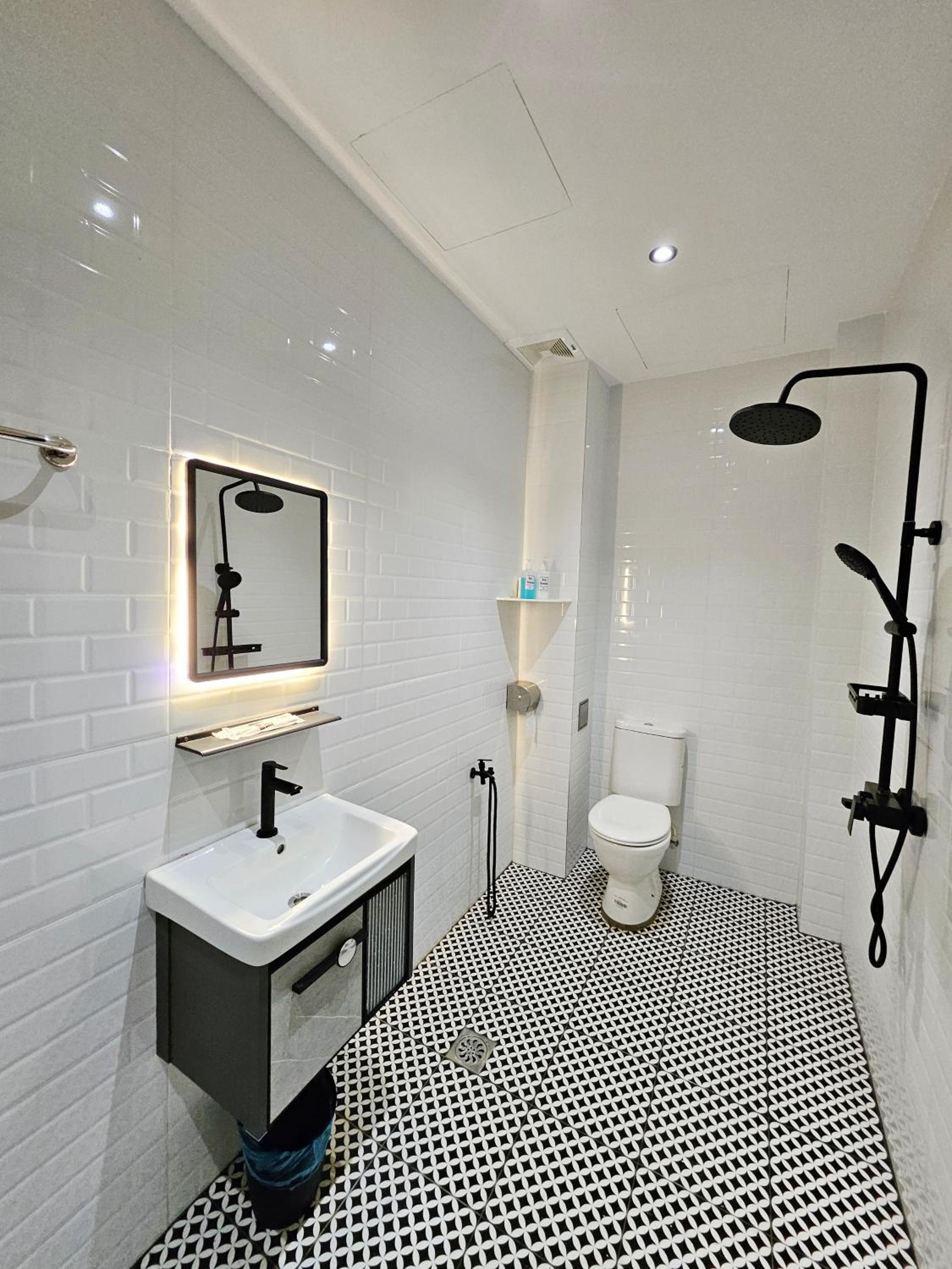 Standard King Room - Photo 16