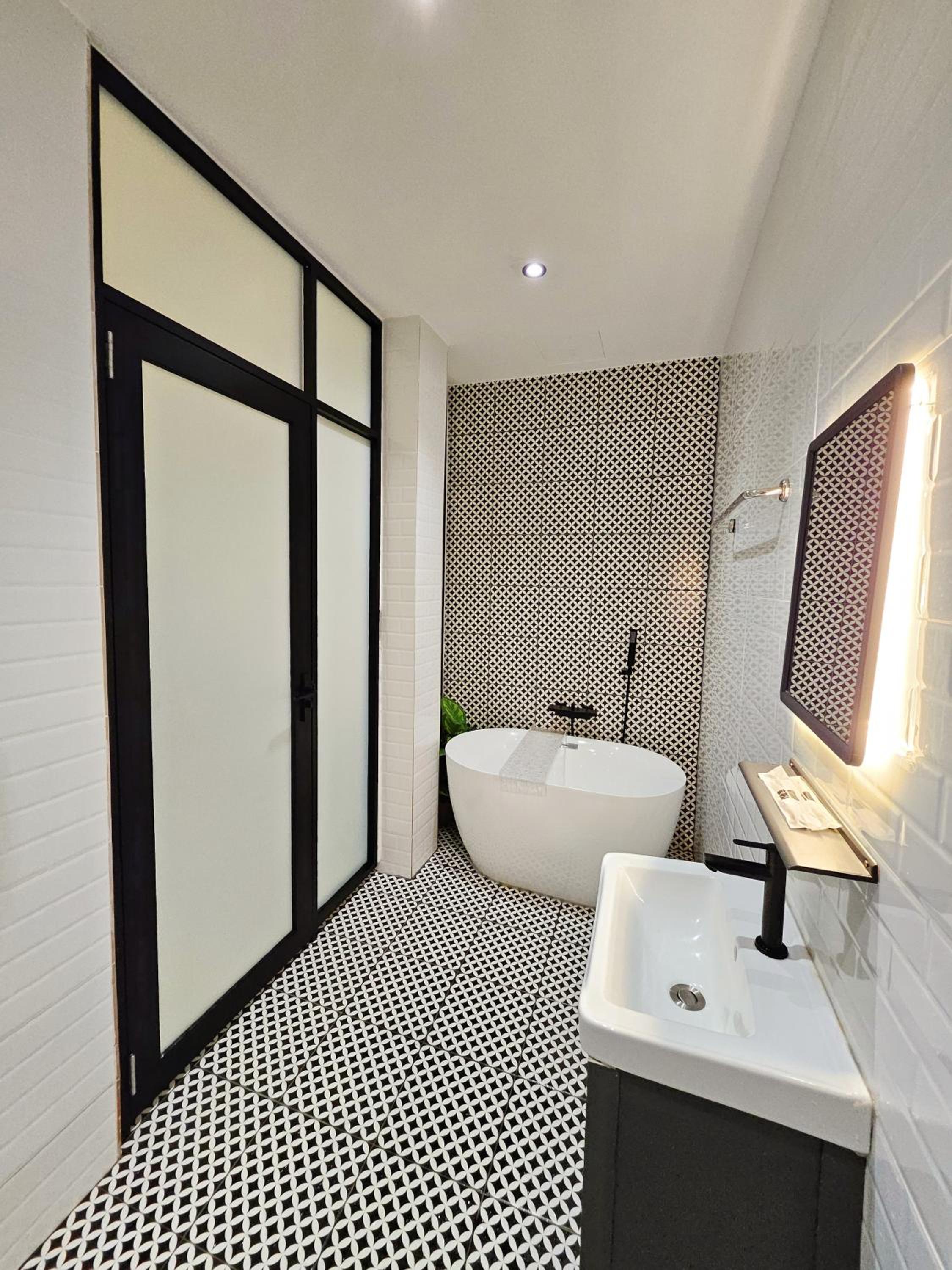 Standard King Room - Photo 15
