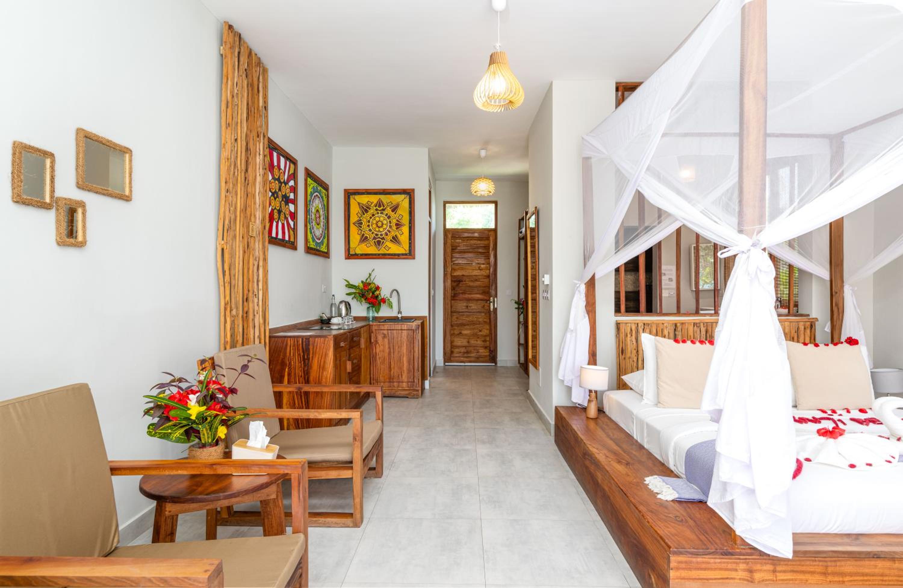 Deluxe Double Room with Balcony - Photo 9