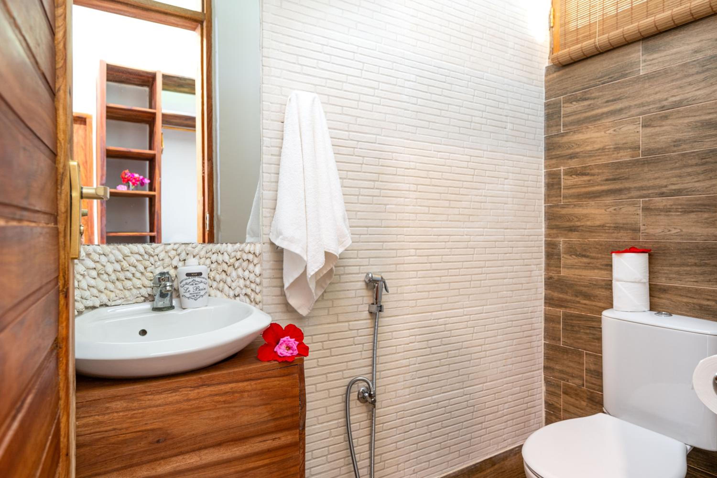 Deluxe Double Room with Balcony - Photo 17
