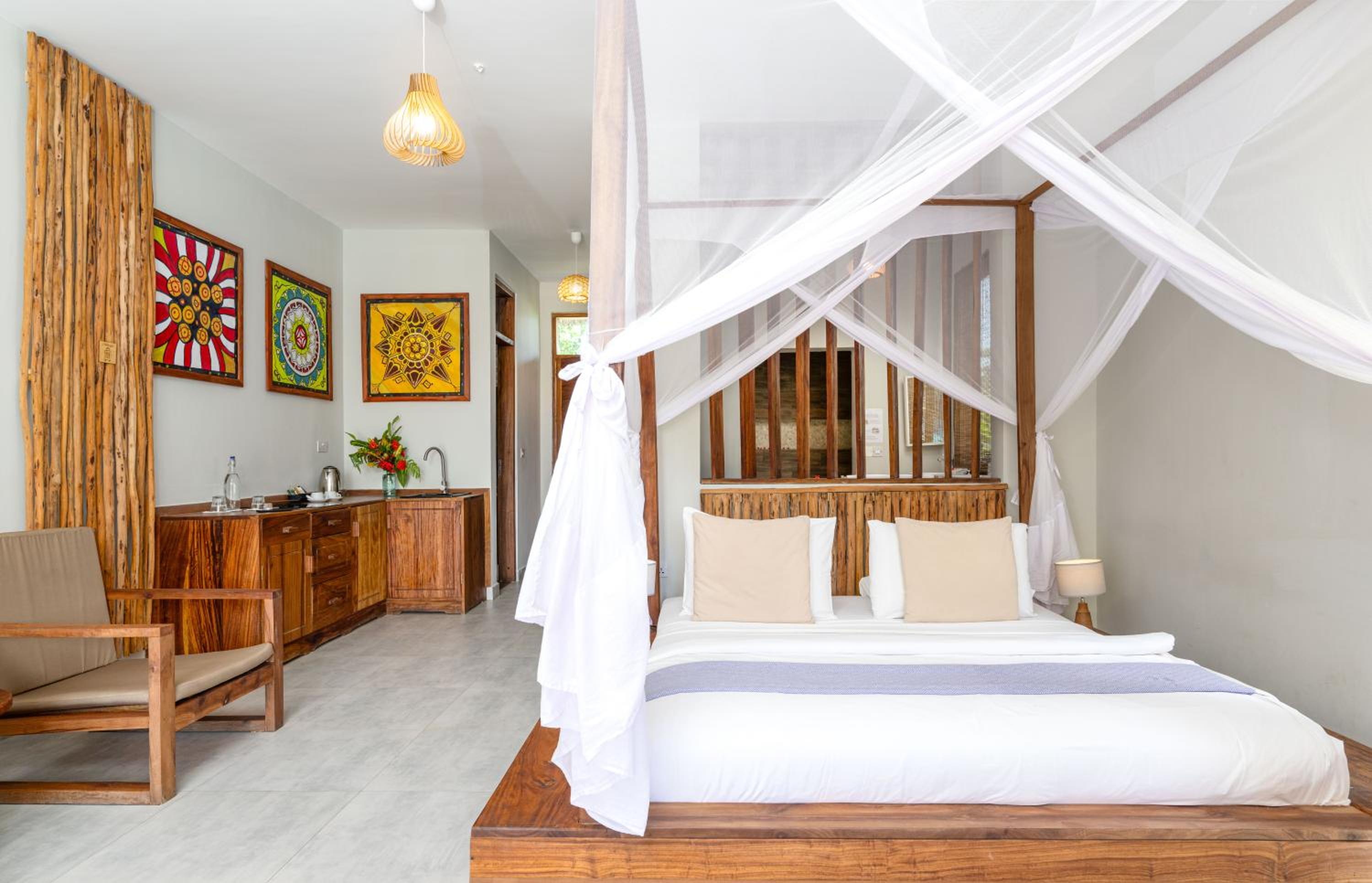 Deluxe Double Room with Balcony - Photo 15