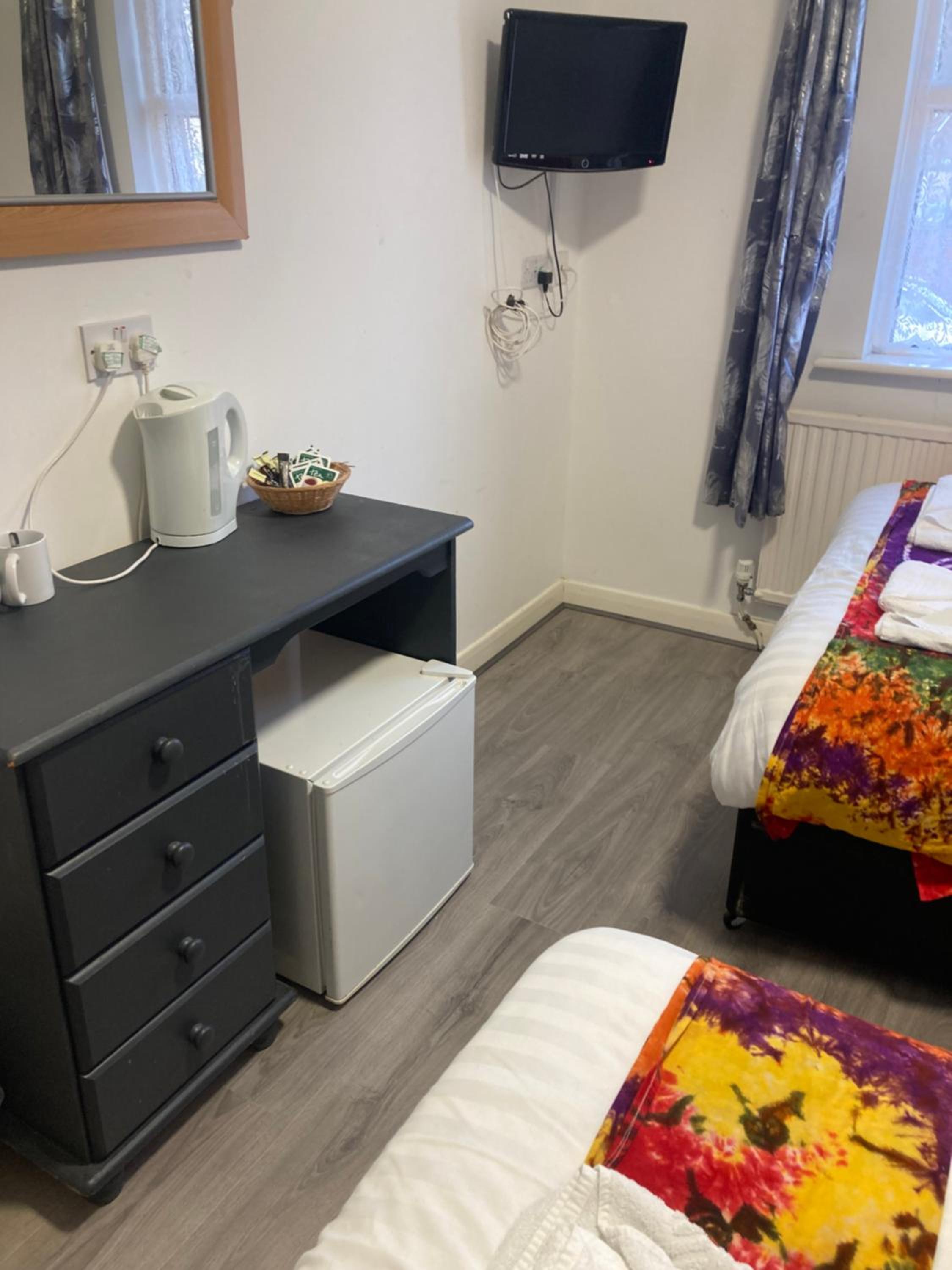 Standard Twin Room - Photo 8
