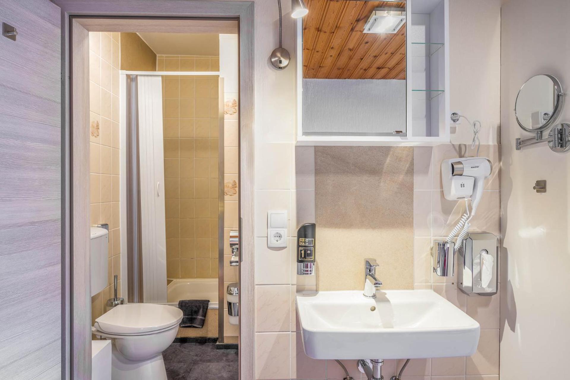 Double or Twin Room with View - Photo 5