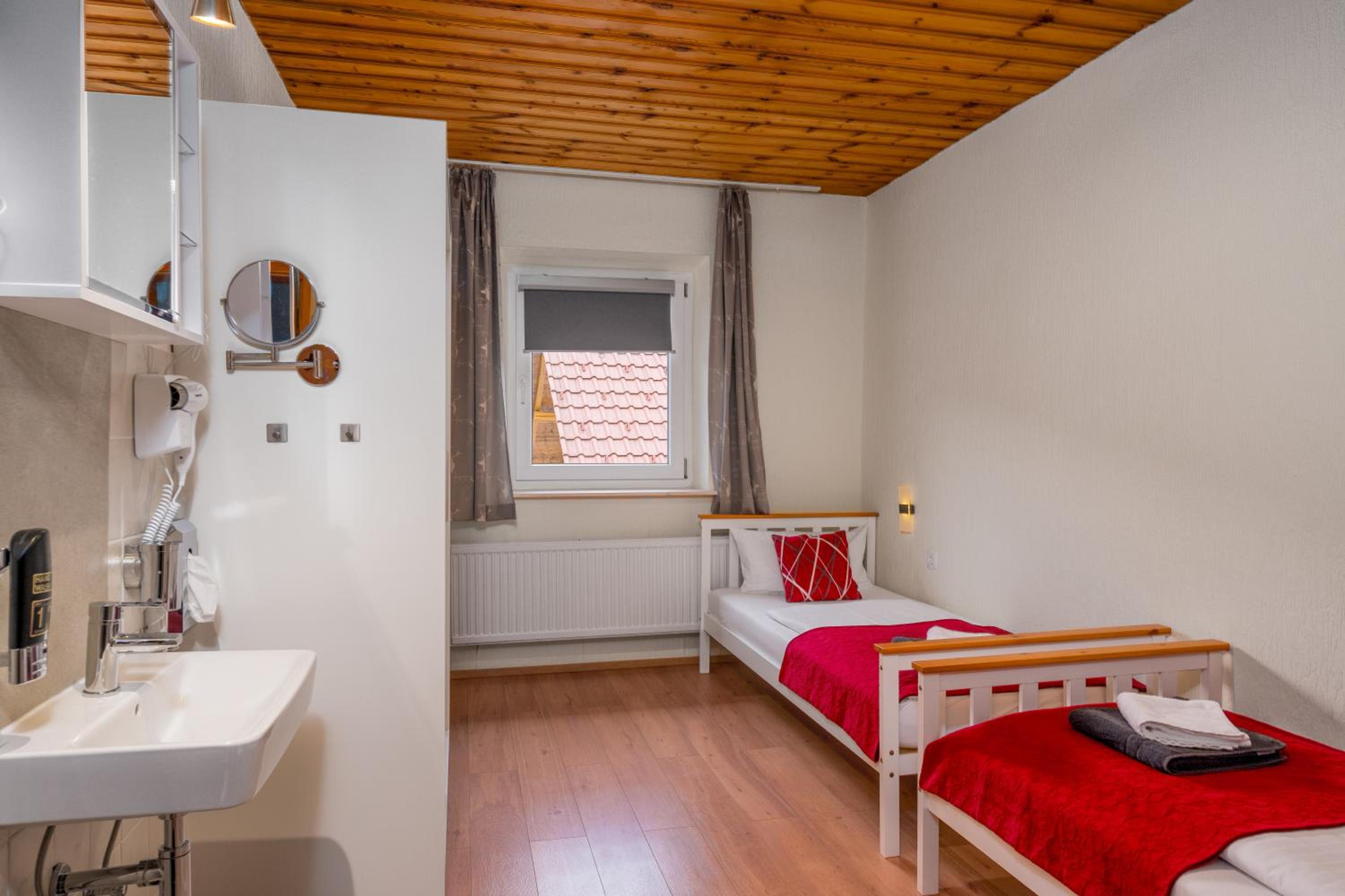 Double or Twin Room with View - Photo 6