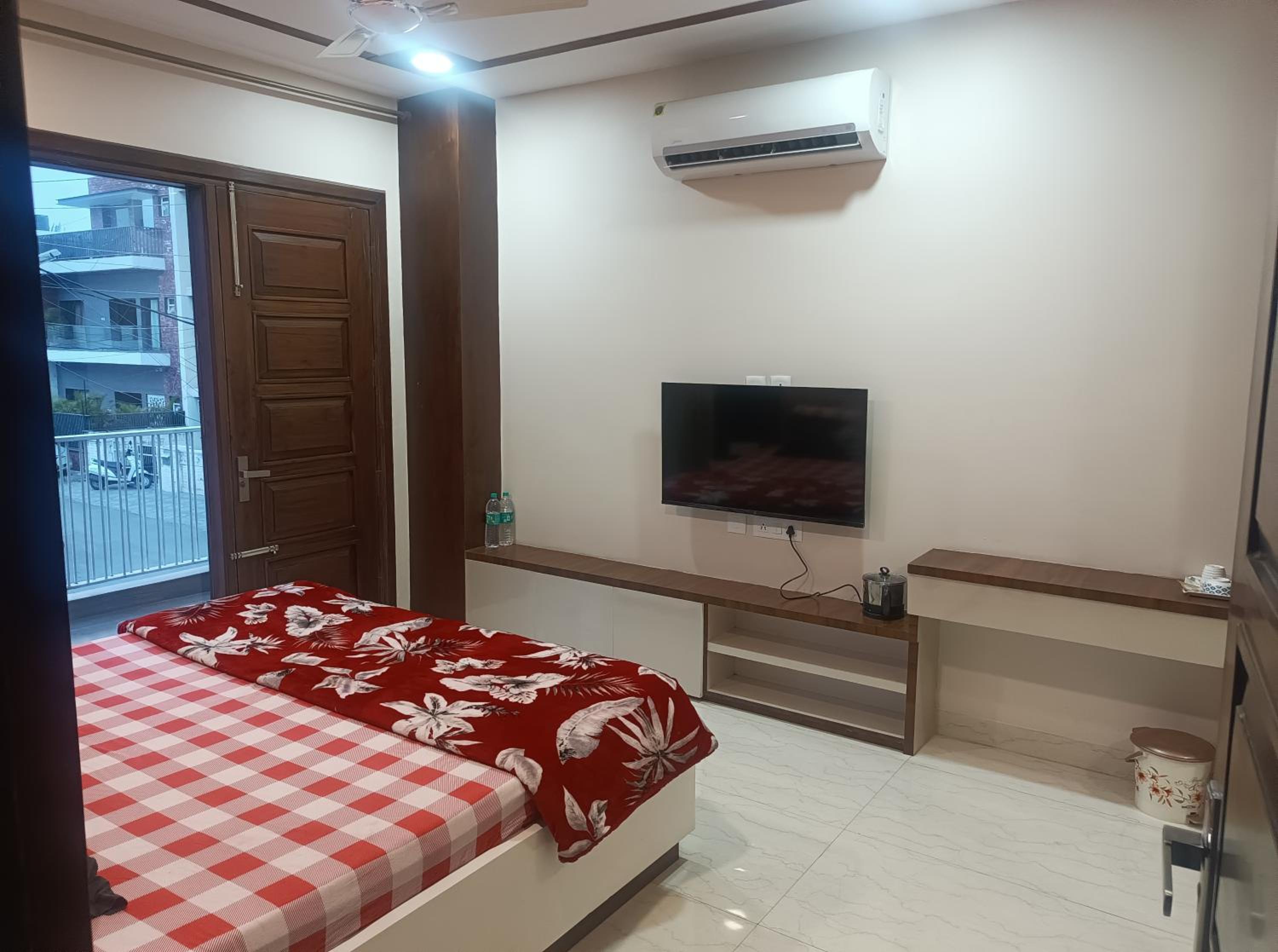 Family Room With Balcony photo 1